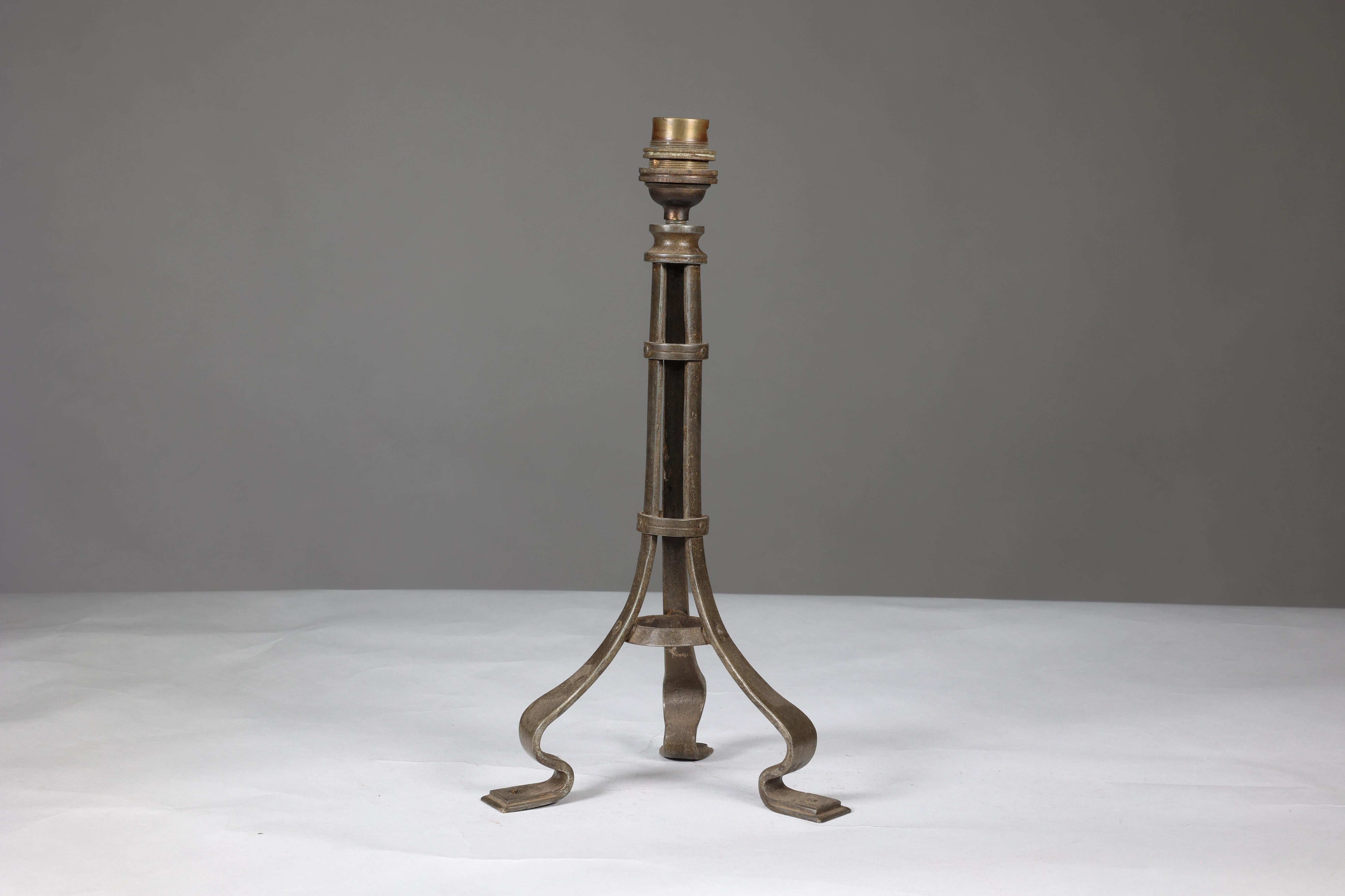 Anglais Attribution de la Guild of Handicraft de Birmingham. Lampe de table en fer de style Arts and Crafts. en vente