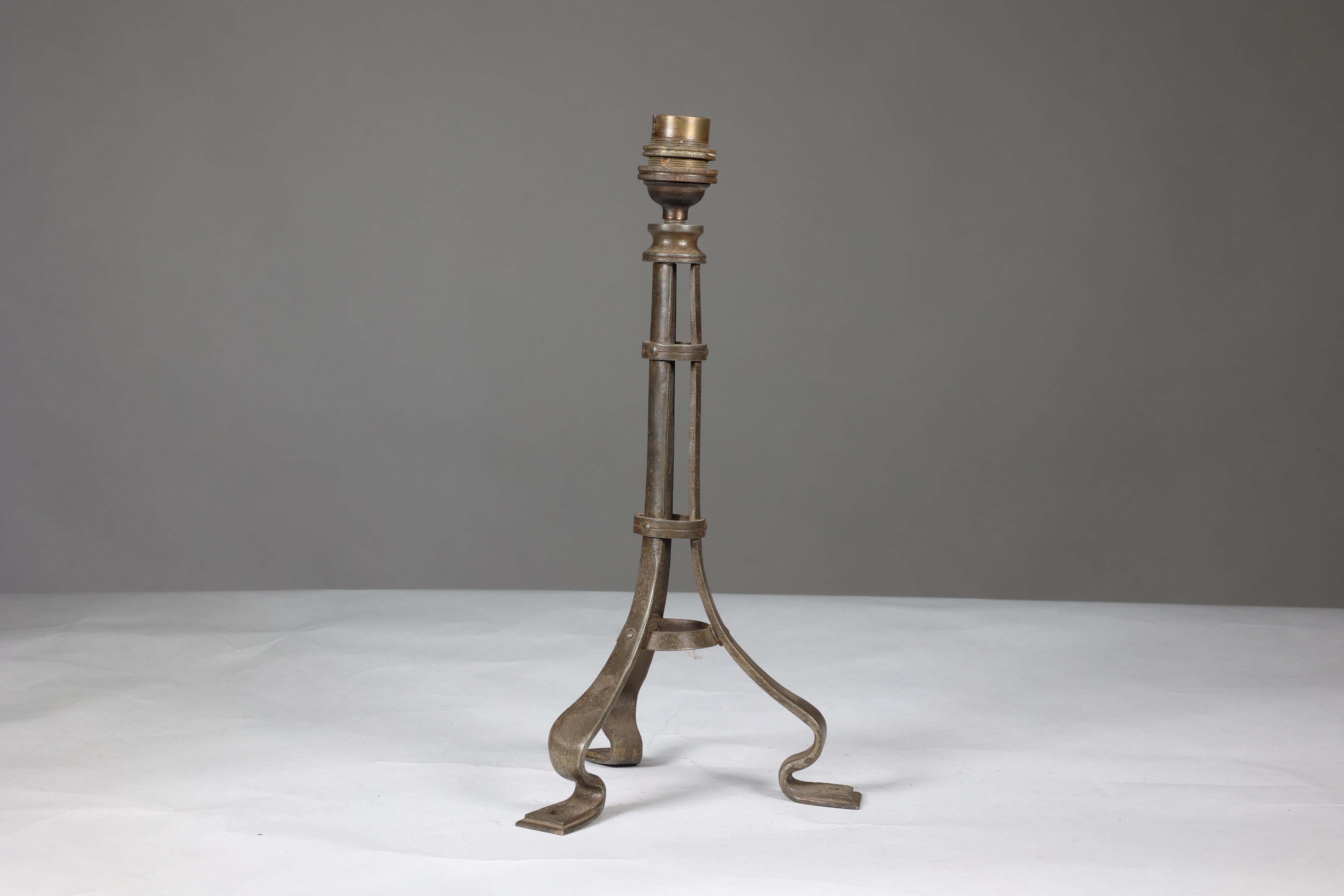 Birmingham Guild of Handicraft attributed. An Arts and Crafts iron table lamp. In Good Condition For Sale In London, GB