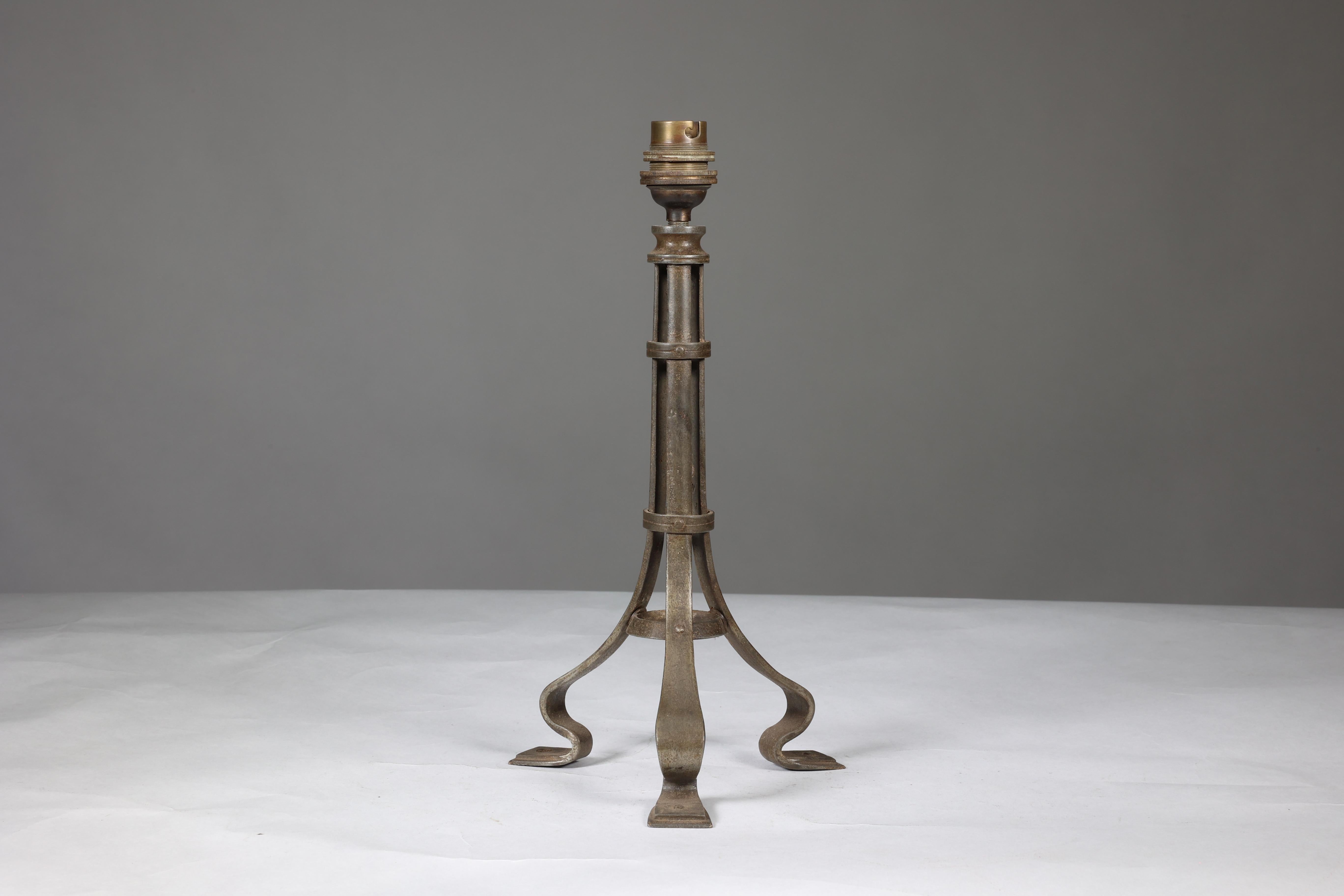 Début du 20ème siècle Attribution de la Guild of Handicraft de Birmingham. Lampe de table en fer de style Arts and Crafts. en vente
