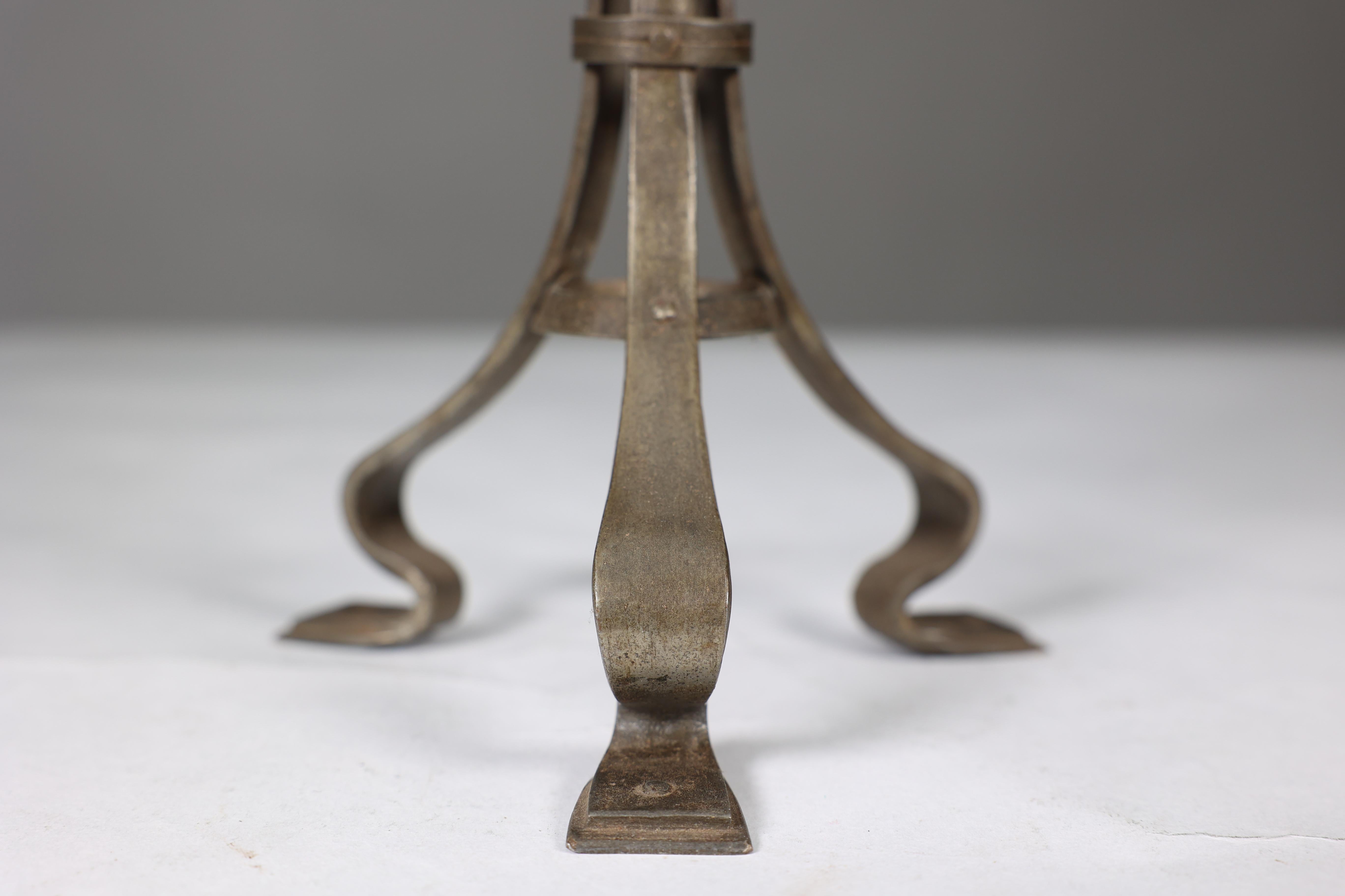 Birmingham Guild of Handicraft attributed. An Arts and Crafts iron table lamp. For Sale 4