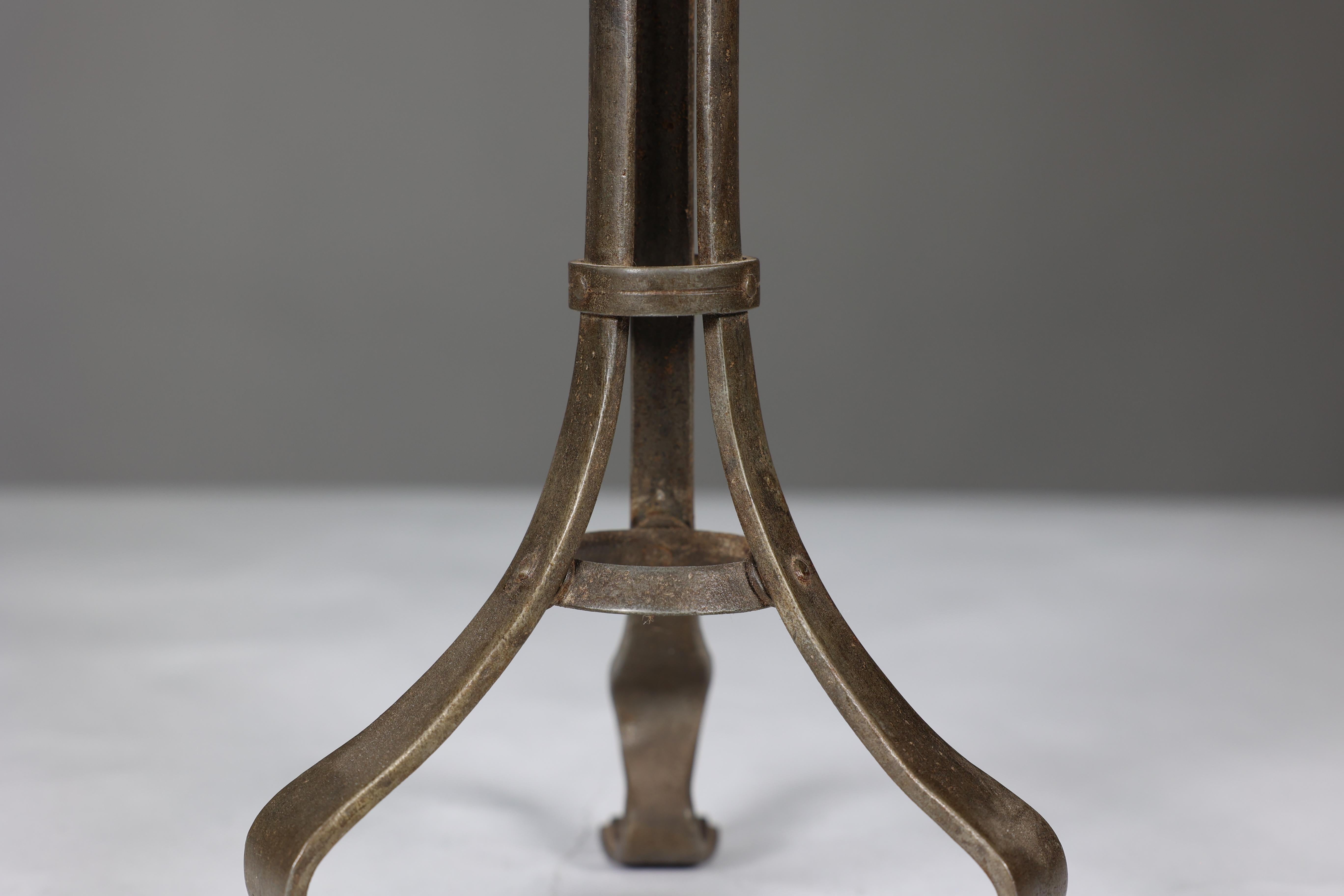 Attribution de la Guild of Handicraft de Birmingham. Lampe de table en fer de style Arts and Crafts. en vente 2