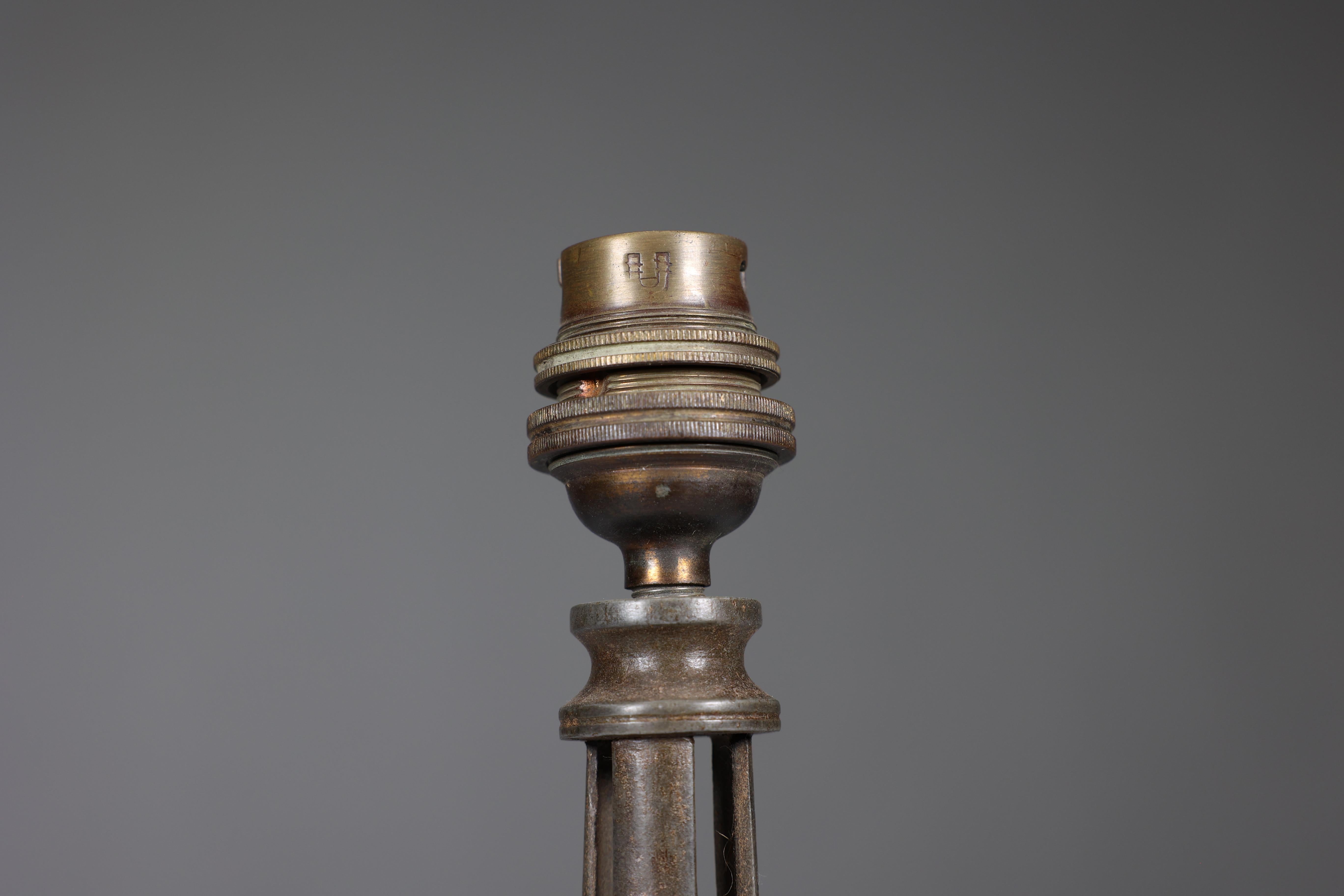 Birmingham Guild of Handicraft zugeschrieben. Eine Tischlampe aus Eisen im Stil des Arts and Crafts. im Angebot 1