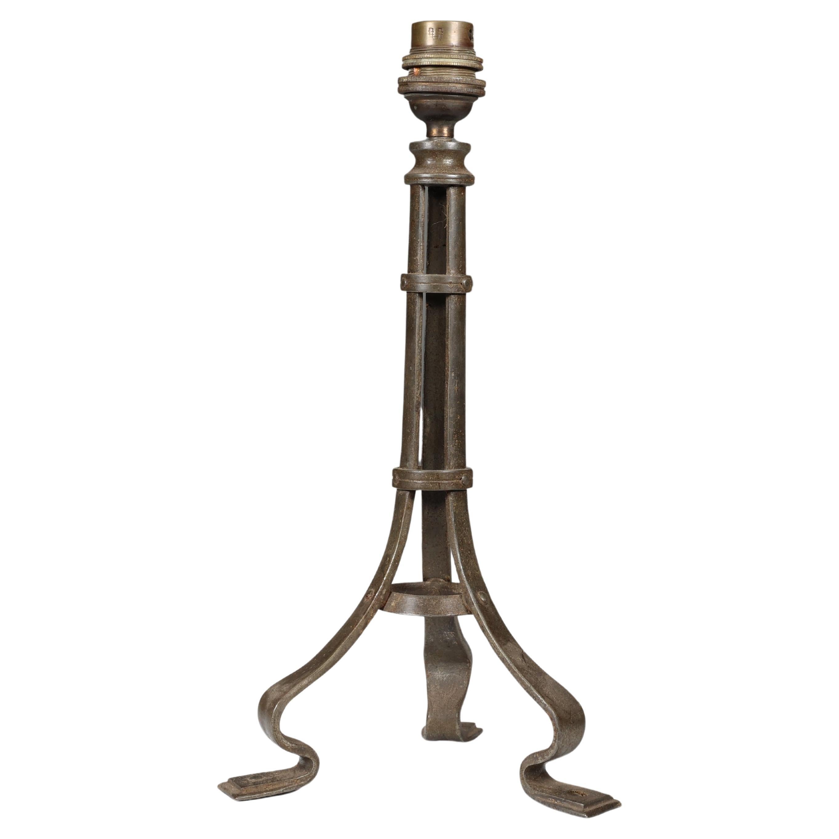 Birmingham Guild of Handicraft zugeschrieben. Eine Tischlampe aus Eisen im Stil des Arts and Crafts. im Angebot
