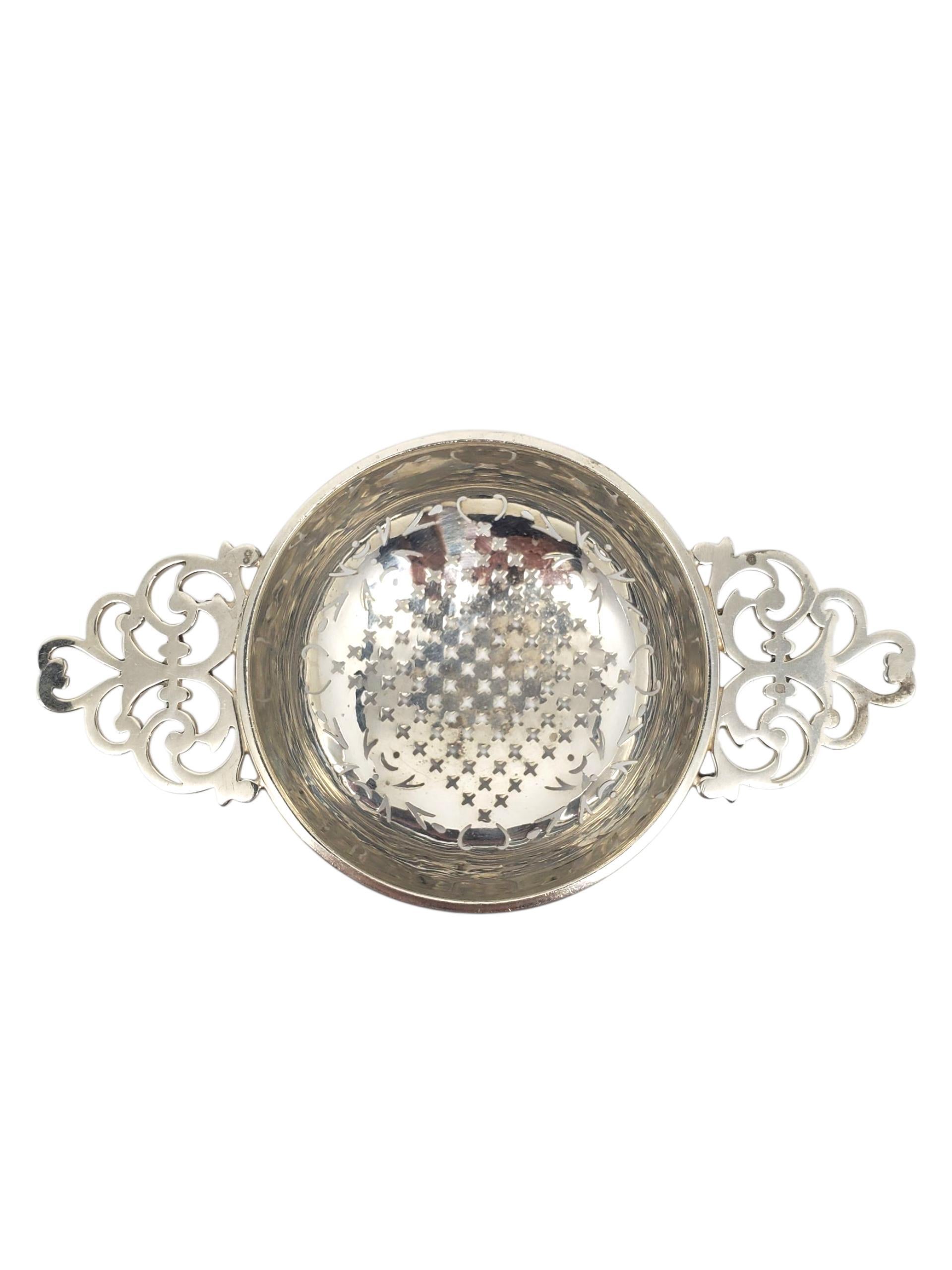Colino da tè in argento sterling di Birmingham

Questo elegante colino inglese in argento sterling presenta manici traforati dettagliati e una splendida ciotola traforata con motivo a stella.

Dimensioni: 5
