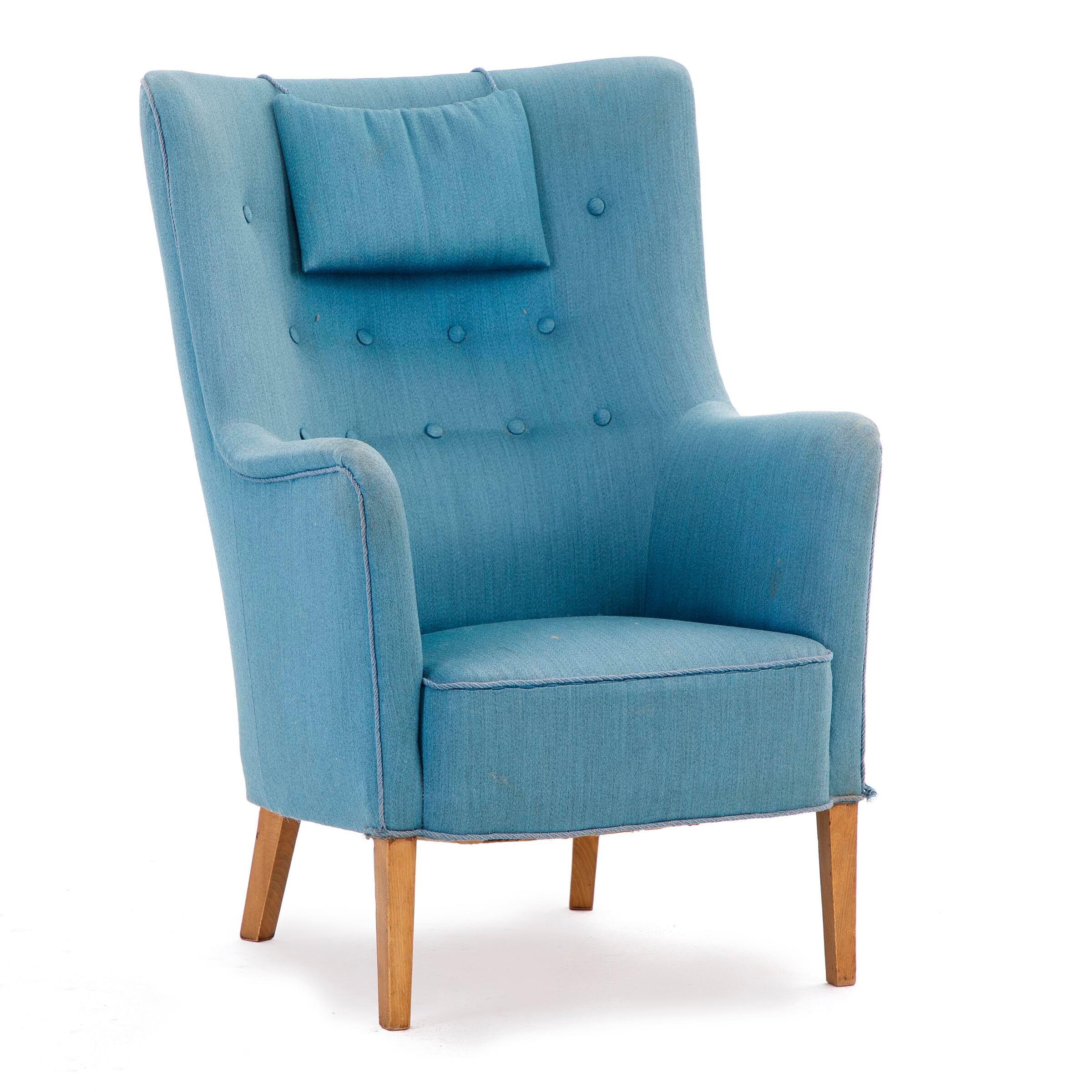 Elegante sillón de salón a pequeña escala de los años 50, obra de Birthe Iversen, fabricado en Dinamarca por A.J. Iversen. En  Las líneas y la silueta superelegantes personifican el estilo reconocible de Birthe Iversen. Diseño muy versátil,