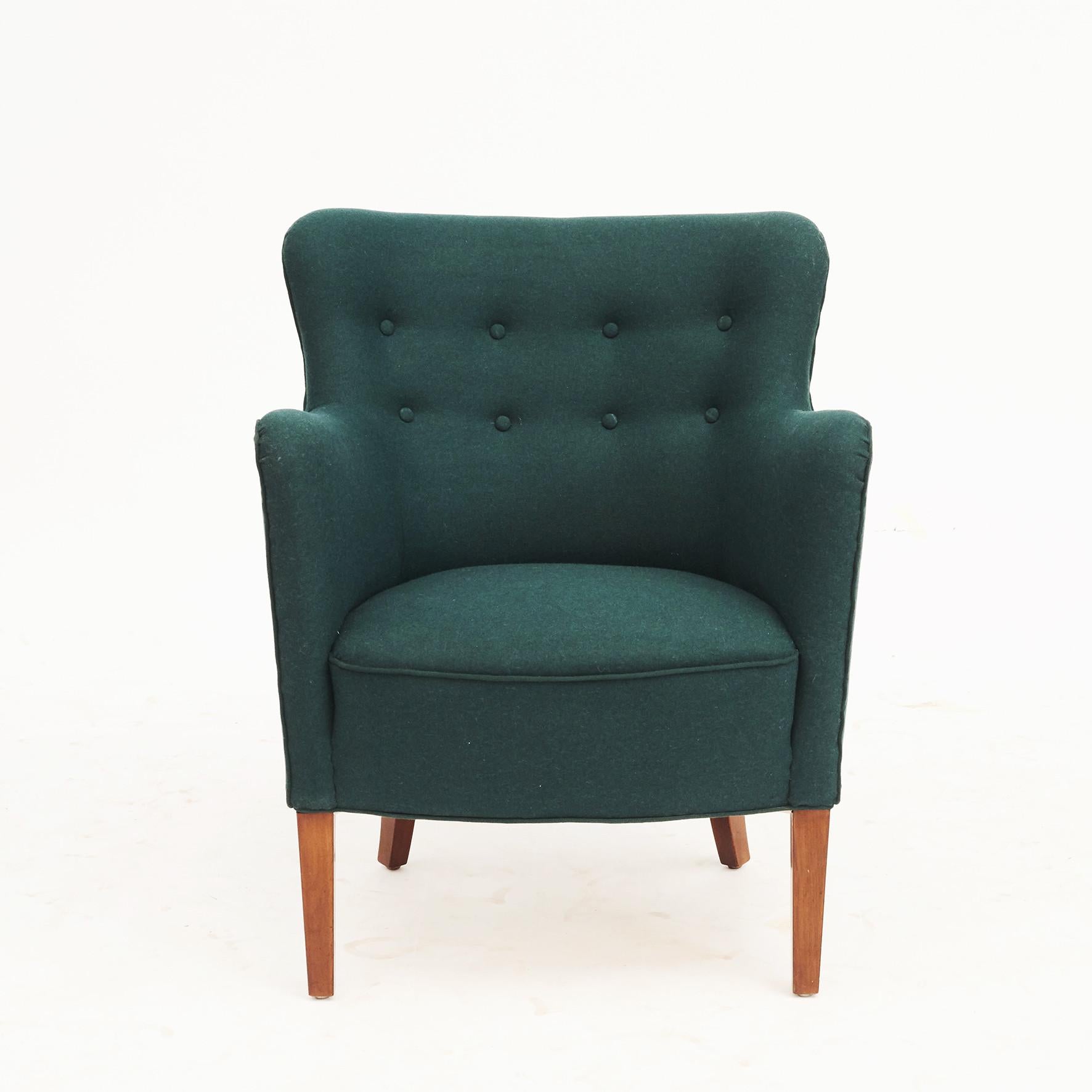 Birte Iversen Wohnzimmerset Sofa und zwei einfache Stühle aus Wolle in tiefgrün  (Skandinavische Moderne) im Angebot