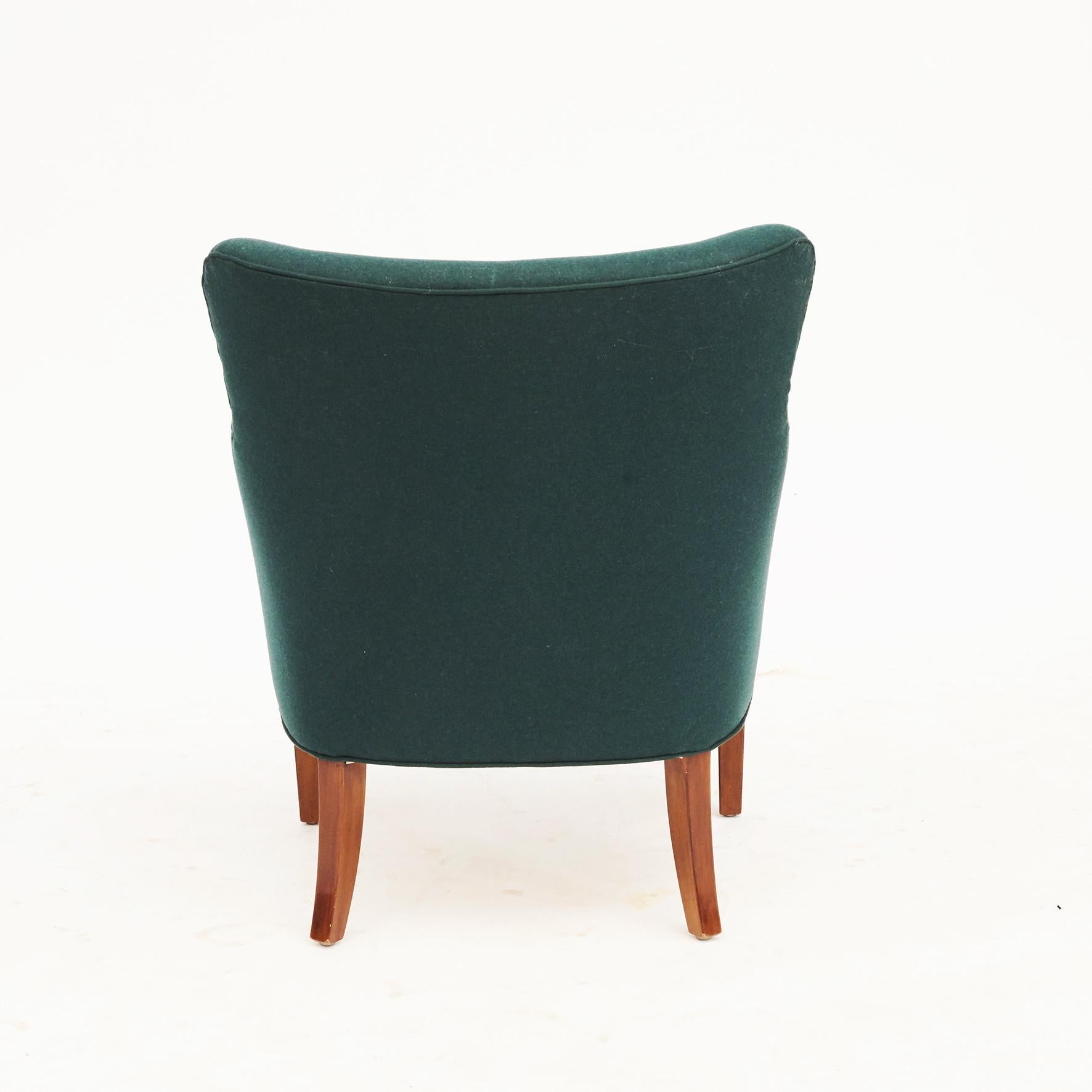Birte Iversen Wohnzimmerset Sofa und zwei einfache Stühle aus Wolle in tiefgrün  im Angebot 5