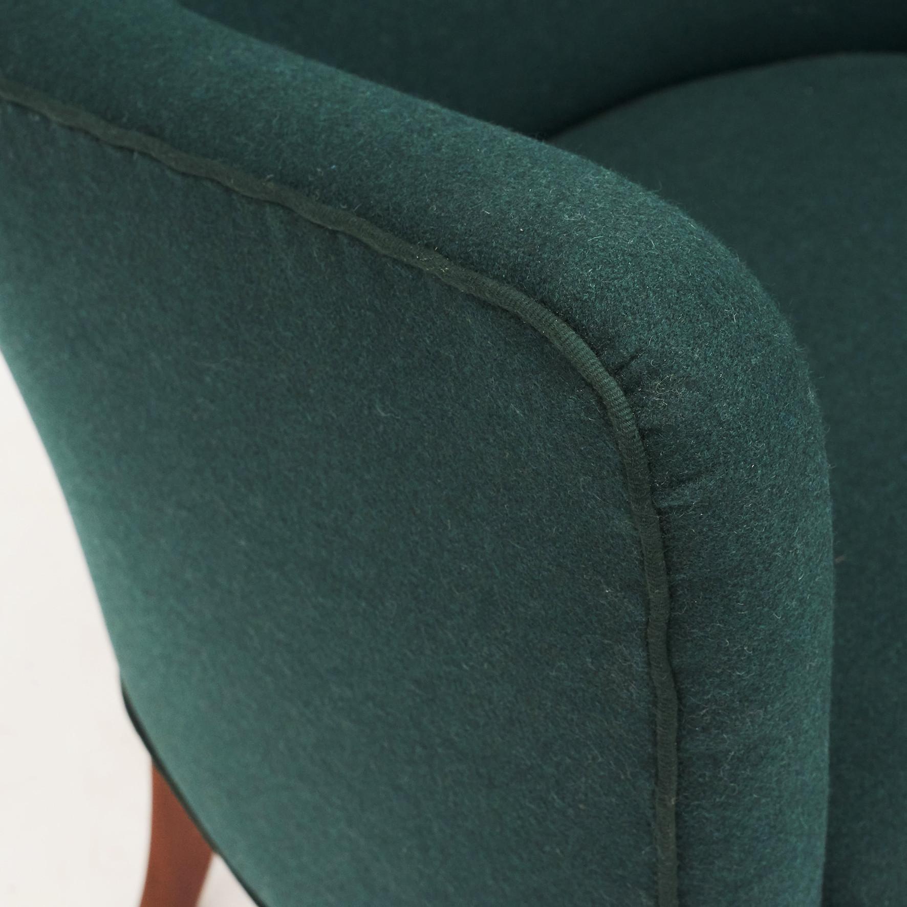 Birte Iversen Wohnzimmerset Sofa und zwei einfache Stühle aus Wolle in tiefgrün  im Angebot 6