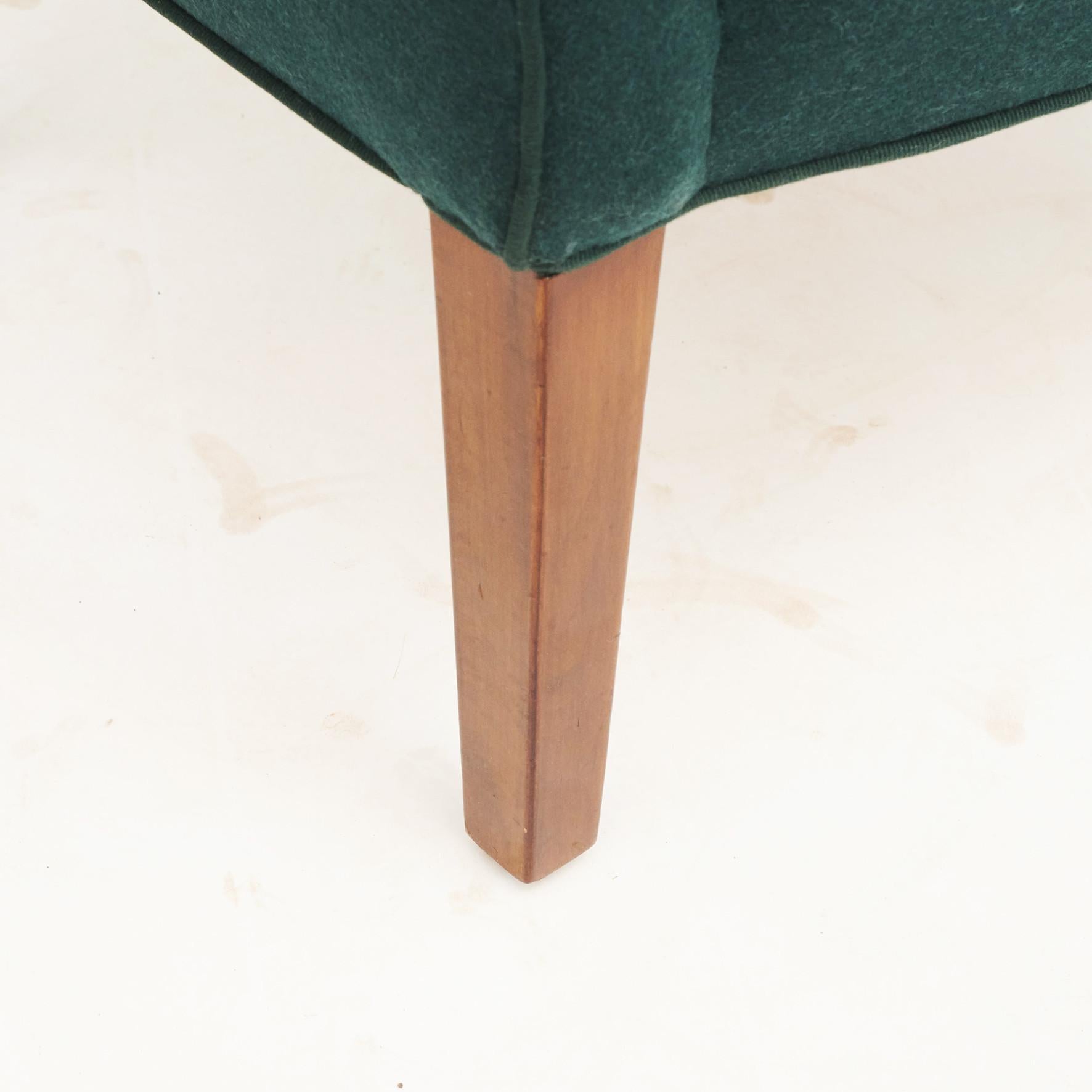 Birte Iversen Wohnzimmerset Sofa und zwei einfache Stühle aus Wolle in tiefgrün  im Angebot 7