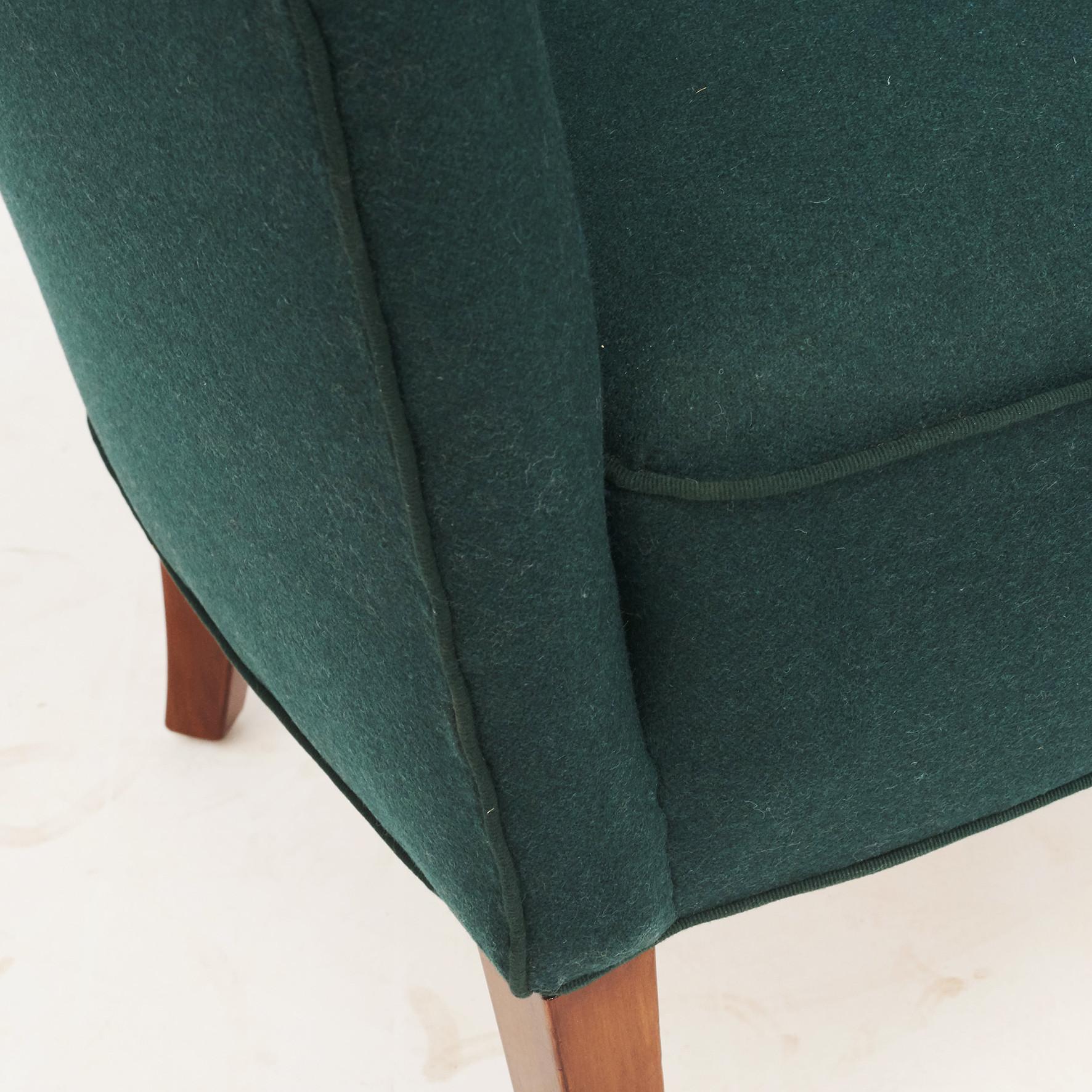 Birte Iversen Wohnzimmerset Sofa und zwei einfache Stühle aus Wolle in tiefgrün  im Angebot 8