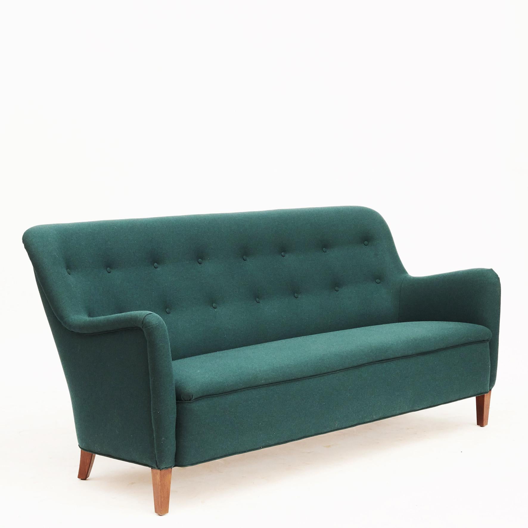 Birte Iversen Wohnzimmerset Sofa und zwei einfache Stühle aus Wolle in tiefgrün  (Dänisch) im Angebot