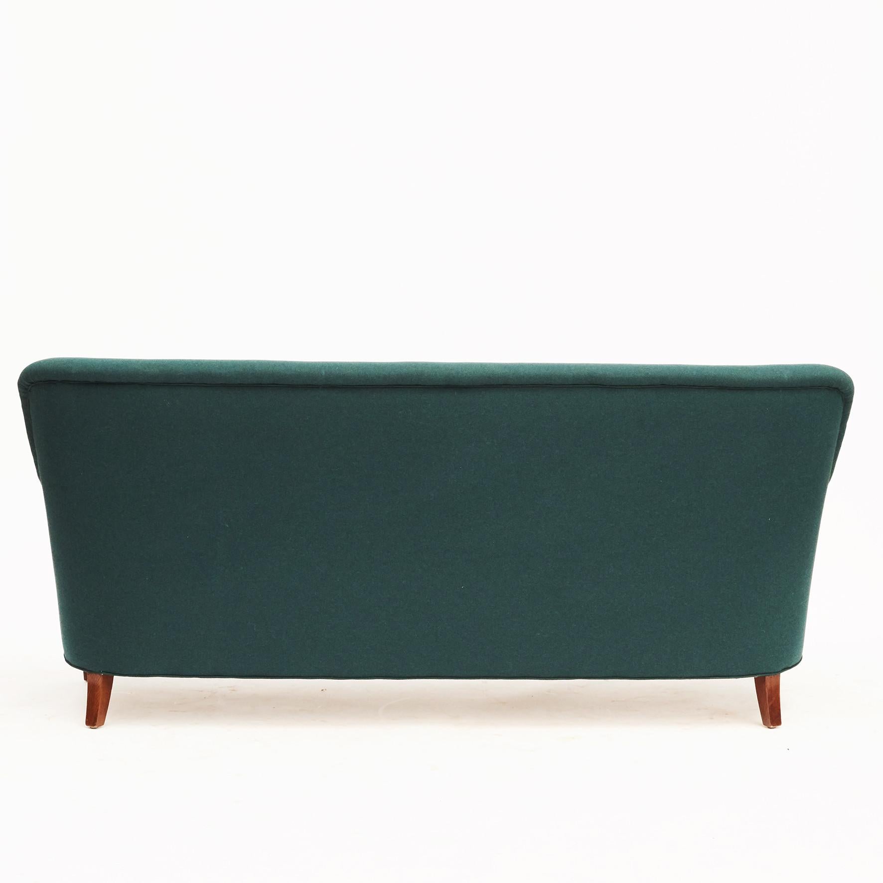 Birte Iversen Wohnzimmerset Sofa und zwei einfache Stühle aus Wolle in tiefgrün  im Zustand „Gut“ im Angebot in Kastrup, DK