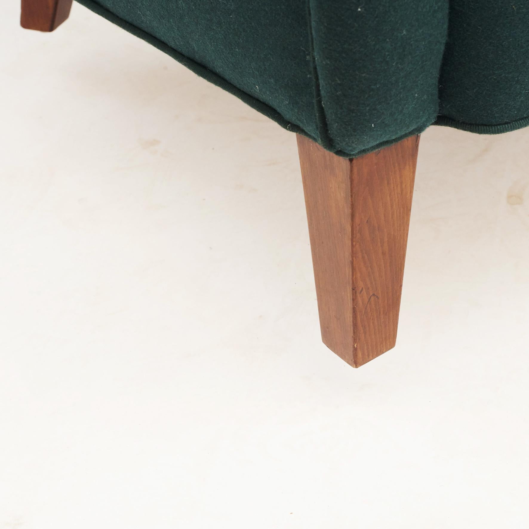 Birte Iversen Wohnzimmerset Sofa und zwei einfache Stühle aus Wolle in tiefgrün  (20. Jahrhundert) im Angebot