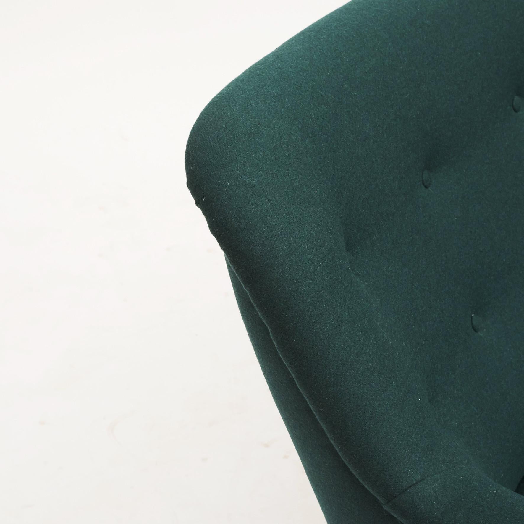 Birte Iversen Wohnzimmerset Sofa und zwei einfache Stühle aus Wolle in tiefgrün  im Angebot 2