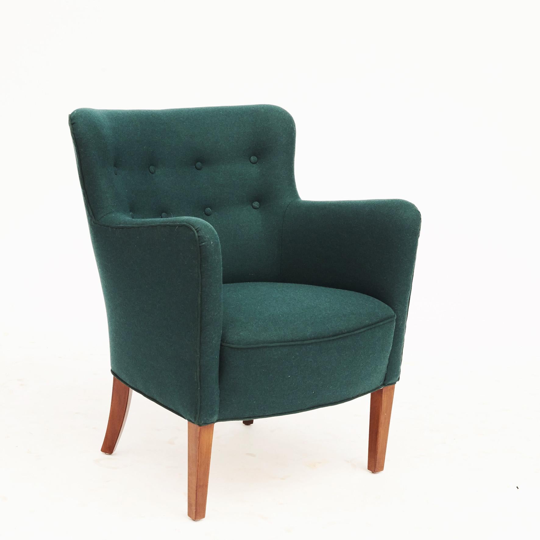 Birte Iversen Wohnzimmerset Sofa und zwei einfache Stühle aus Wolle in tiefgrün  im Angebot 4