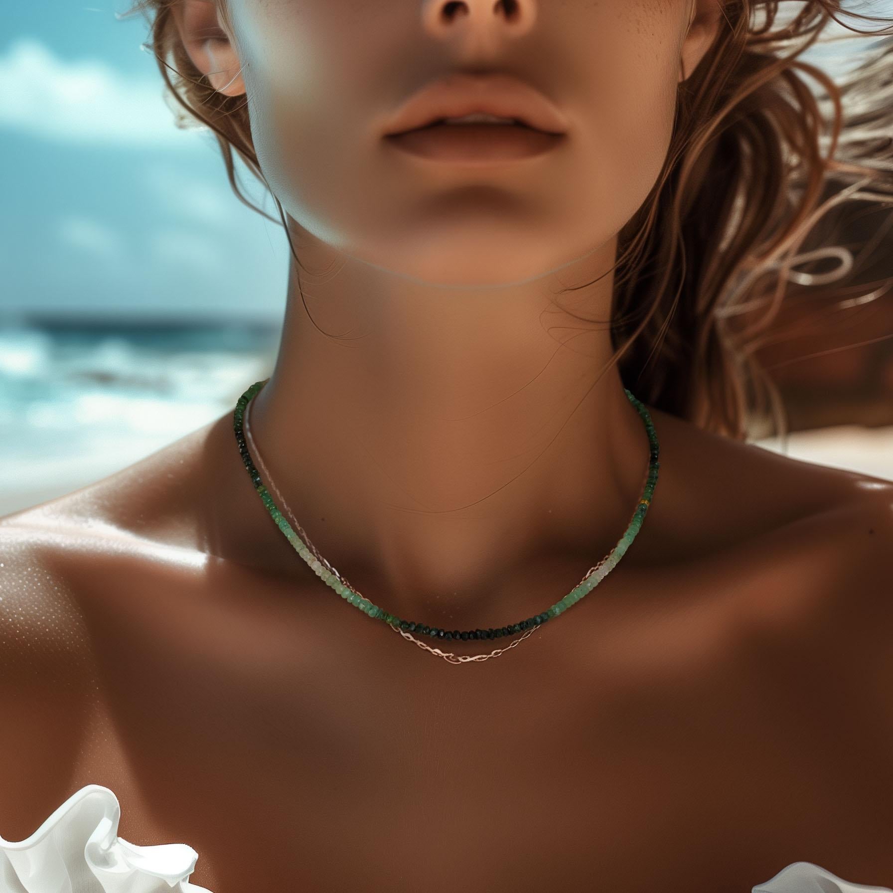 Célébrez votre parcours personnel avec ce collier d'émeraude Ombre, un hommage radieux à la pierre de naissance du mois de mai. En portant cette pièce, vous sentirez un lien profond avec le renouveau de la nature et votre propre croissance, vous