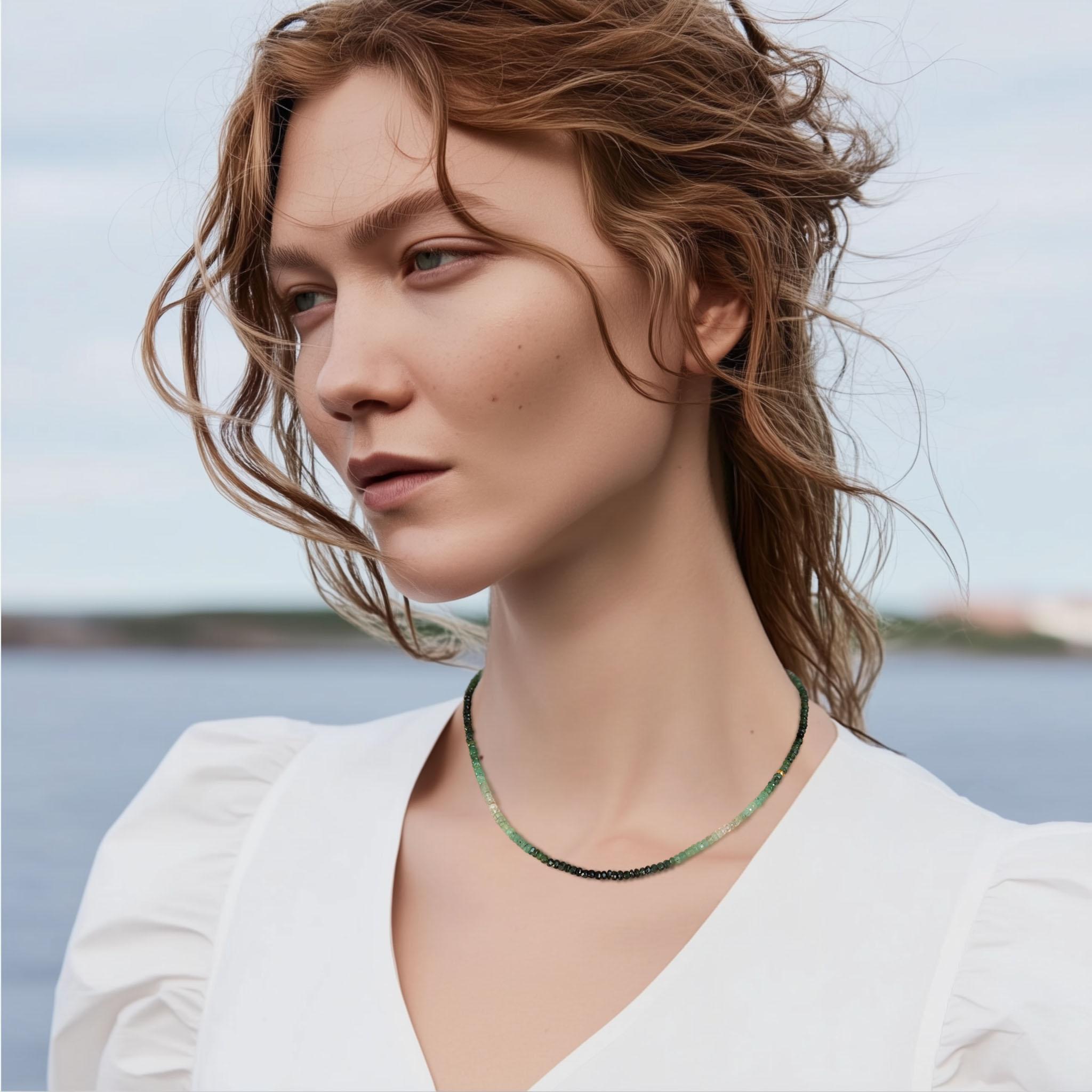 Celebra il tuo viaggio personale con questa collana Ombre Emerald, un omaggio radioso alla pietra natale di maggio. Indossando questo pezzo, sentirai una profonda connessione con il rinnovamento della natura e con la tua crescita, ispirandoti ad