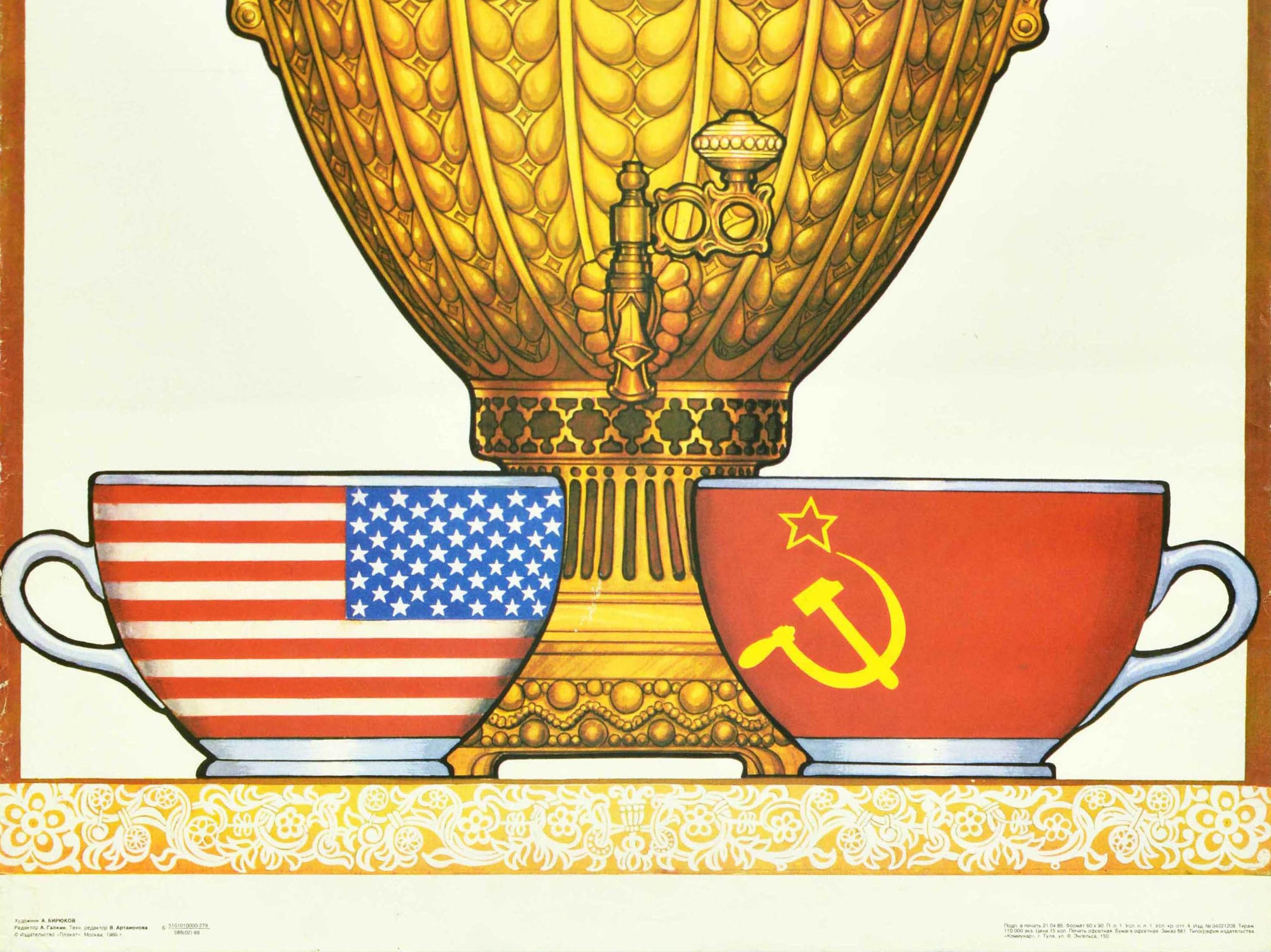 Affiche rétro originale soviétique We Live In Peace (Nous vivons en paix) États-Unis URSS Guerre Froide Thé Samovar - Blanc Print par Biryukov