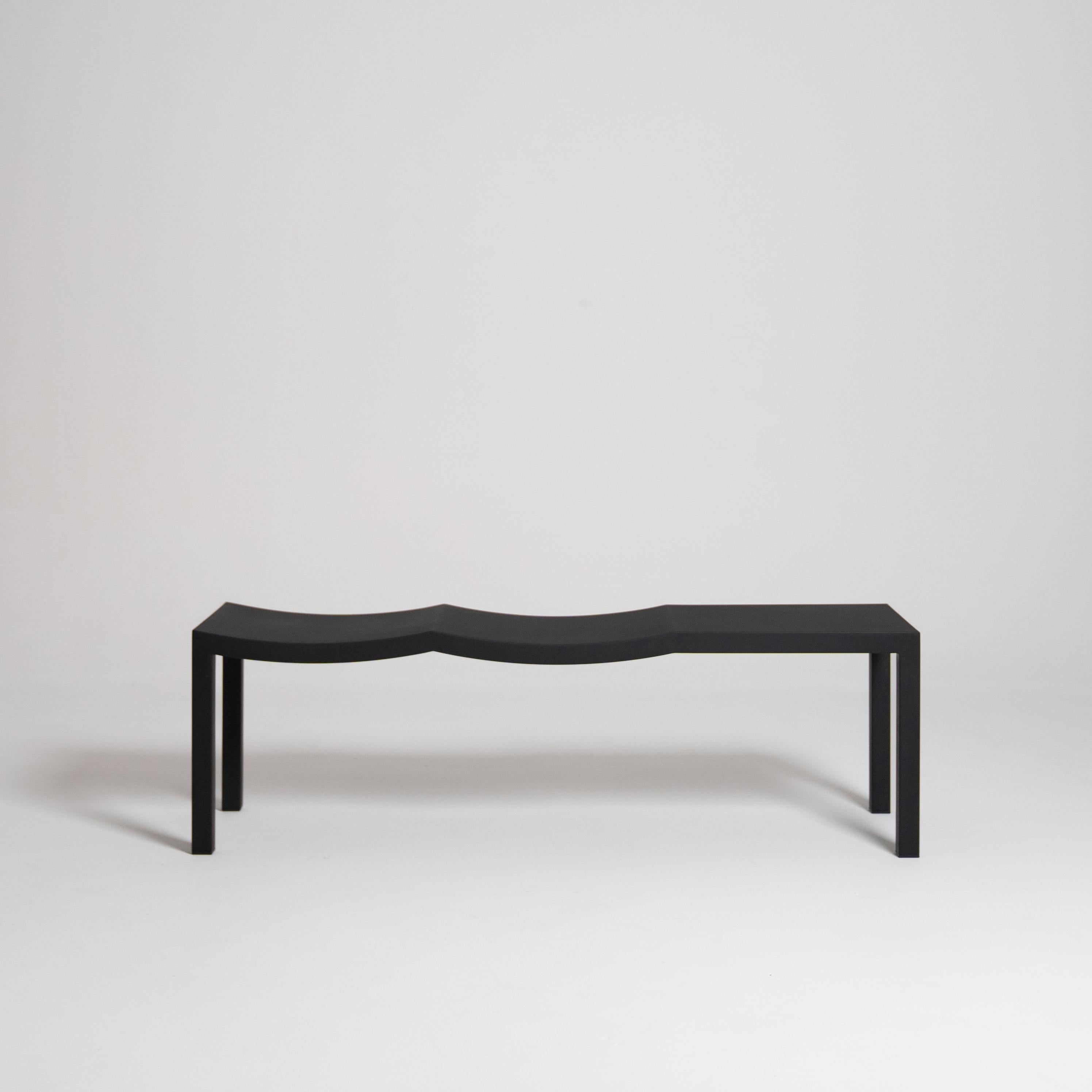Le banc Bis est tiré  d'un seul geste de traçage. Il est composé de deux sièges et d'une surface d'appui, qui se différencient par la courbe et la ligne droite, rendant ainsi la fonctionnalité de la pièce responsable de son esthétique. 