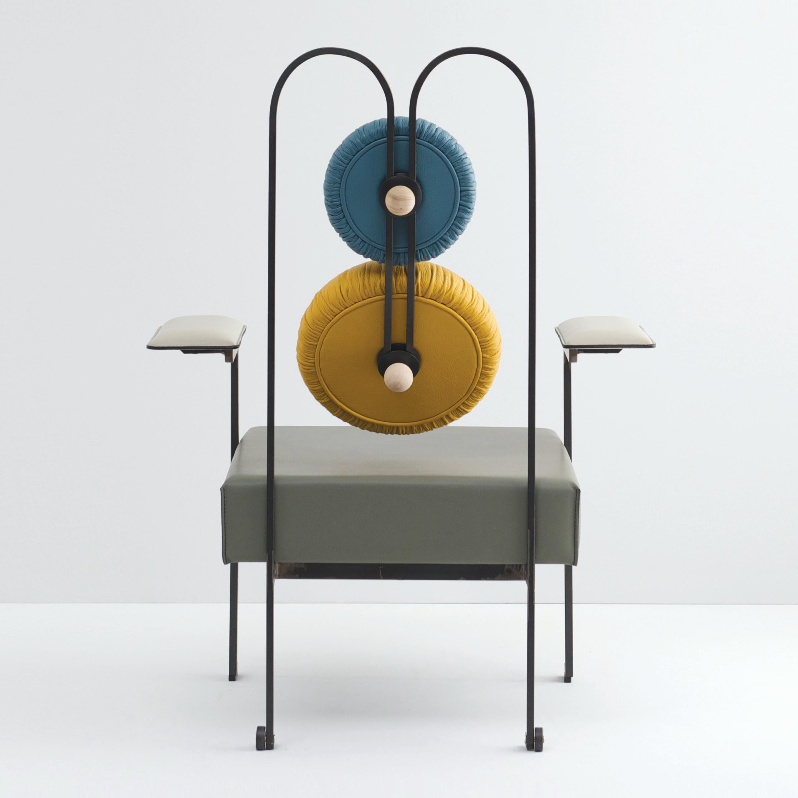 Der BiS Lounge Chair reduziert den stereotypen Sessel auf seine wesentlichen Elemente. Die dreifach gebogene hintere Metallstruktur erzeugt eine 