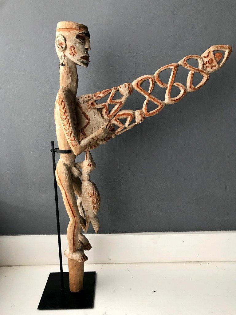 Un manufatto rituale della tribù degli Asmat, un gruppo etnico della Nuova Guinea che vive nella provincia di Papua in Indonesia e nelle regioni sud-occidentali di Papua Nuova Guinea, il palo bis o bisj è ricavato da un albero di mangrovia selvatico