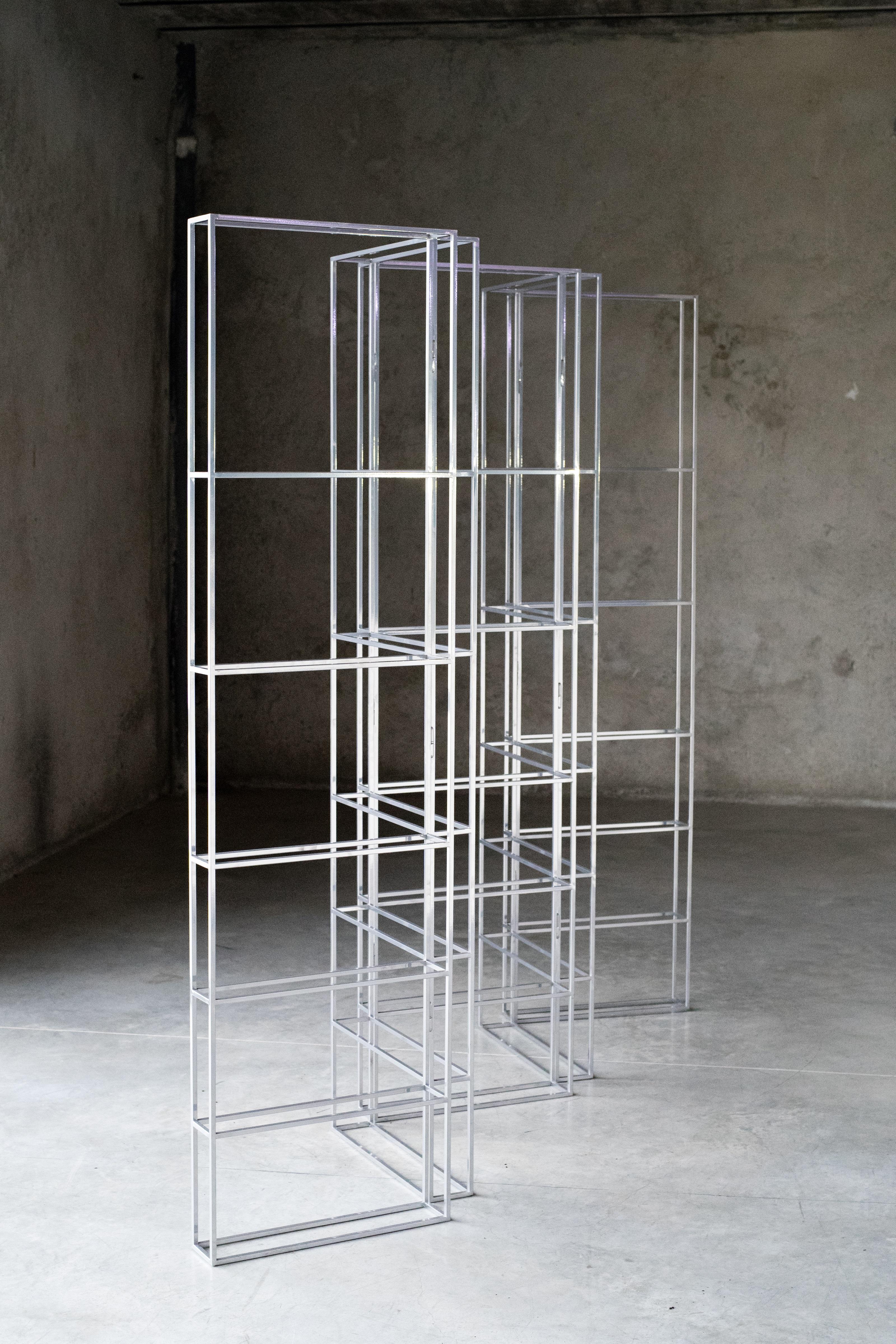 Bisagra is an polymorphic device for domestic and work environments, a galvanized steel structure composed by 5 frames of 50x190x10cm. 

Thought as an alternative to partitions walls that fragment our way of living into small rooms, Bisagra is a