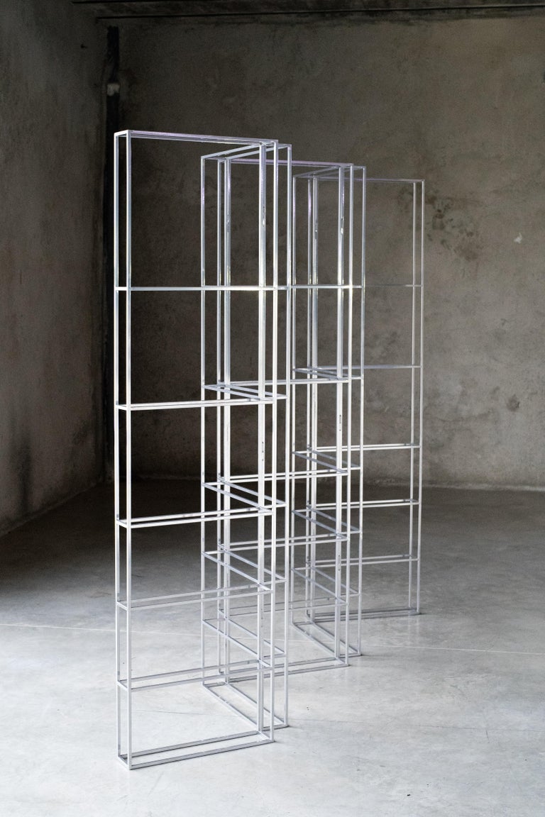 Bisagra is an polymorphic device for domestic and work environments, a galvanized steel structure composed by 5 frames of 50x190x10cm. 

Thought as an alternative to partitions walls that fragment our way of living into small rooms, Bisagra is a