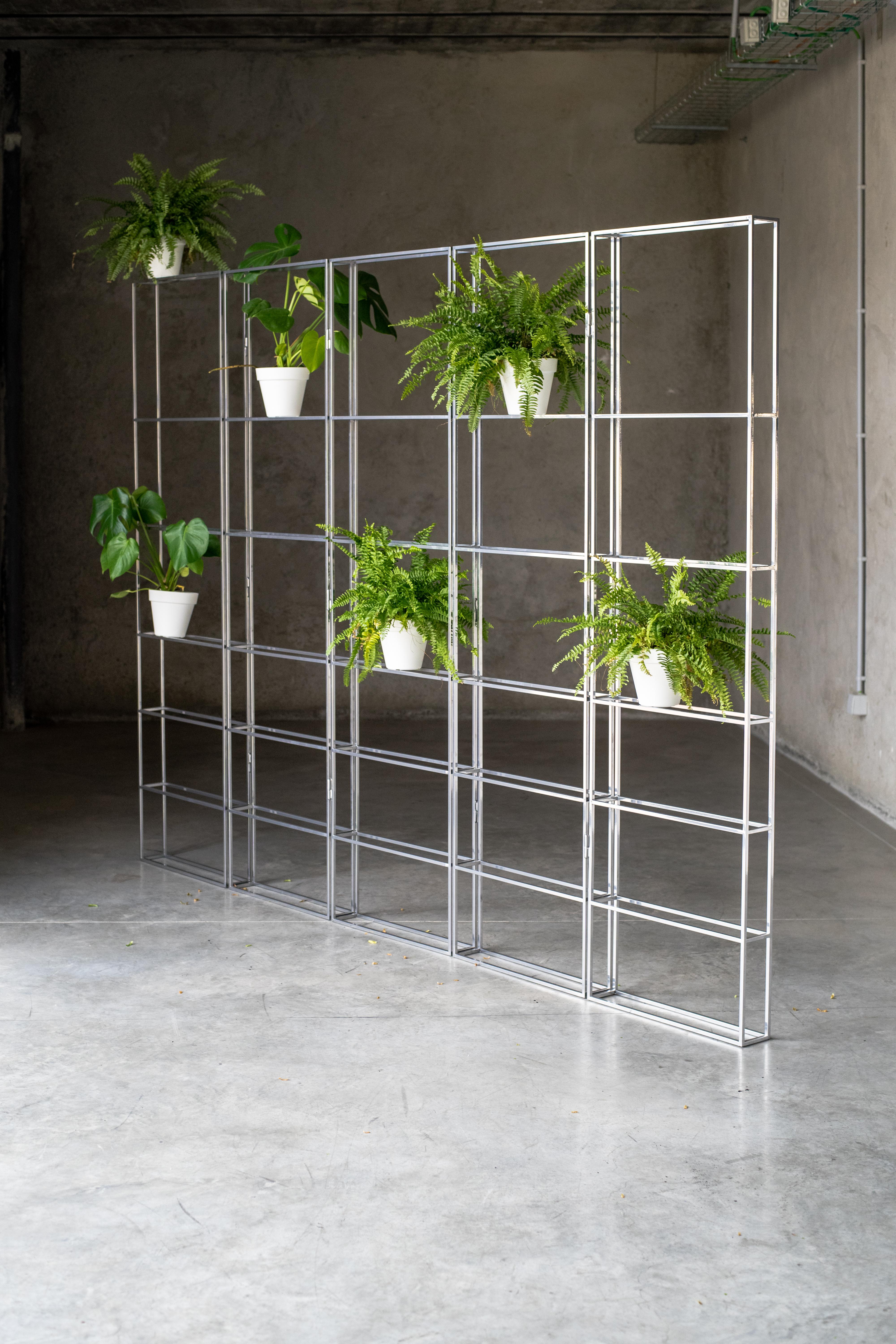 Modern Bisagra Shelve in Steel