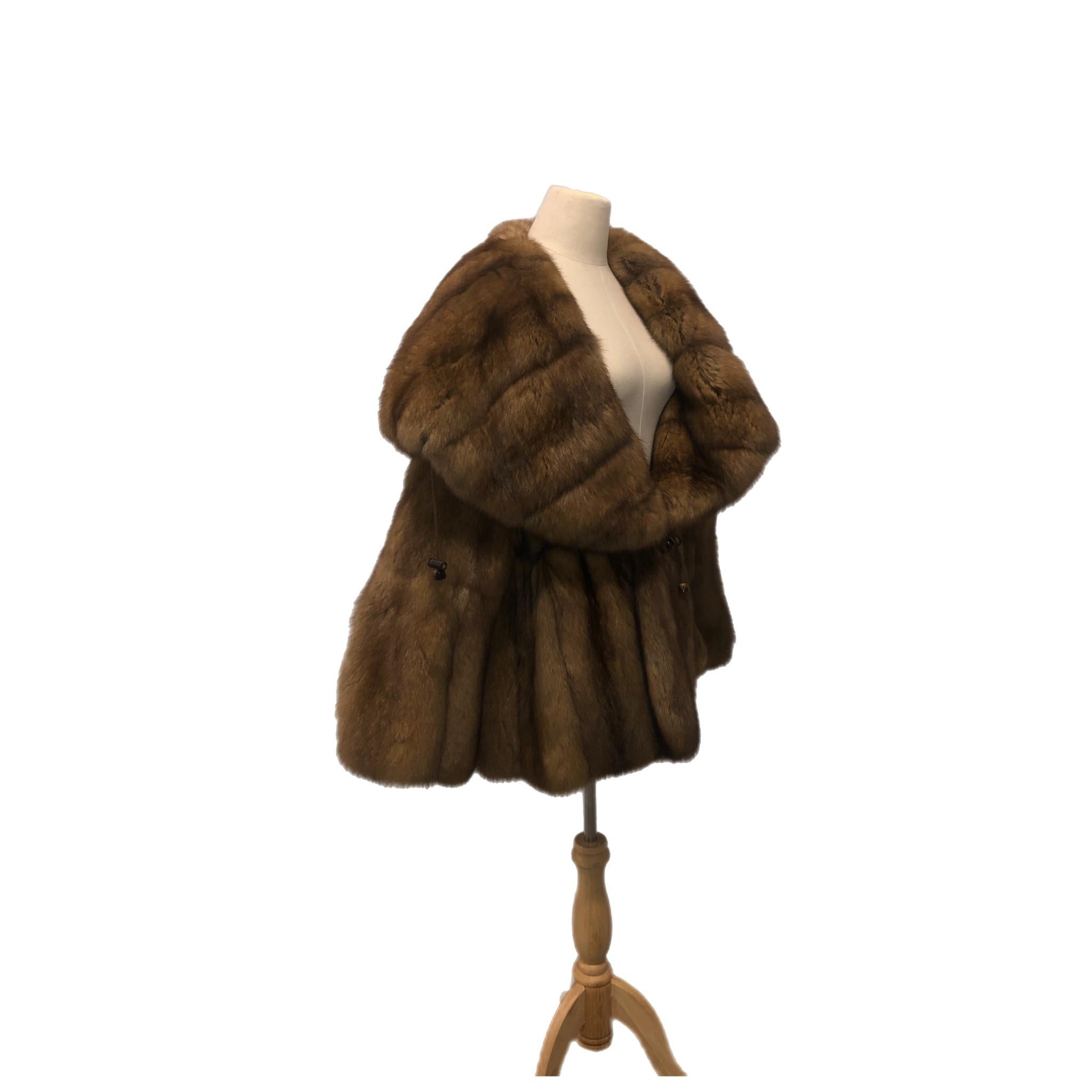 Marron Manteau russe Bisang en fourrure de zibeline taille 14-16 étiquettes 65000$ en vente