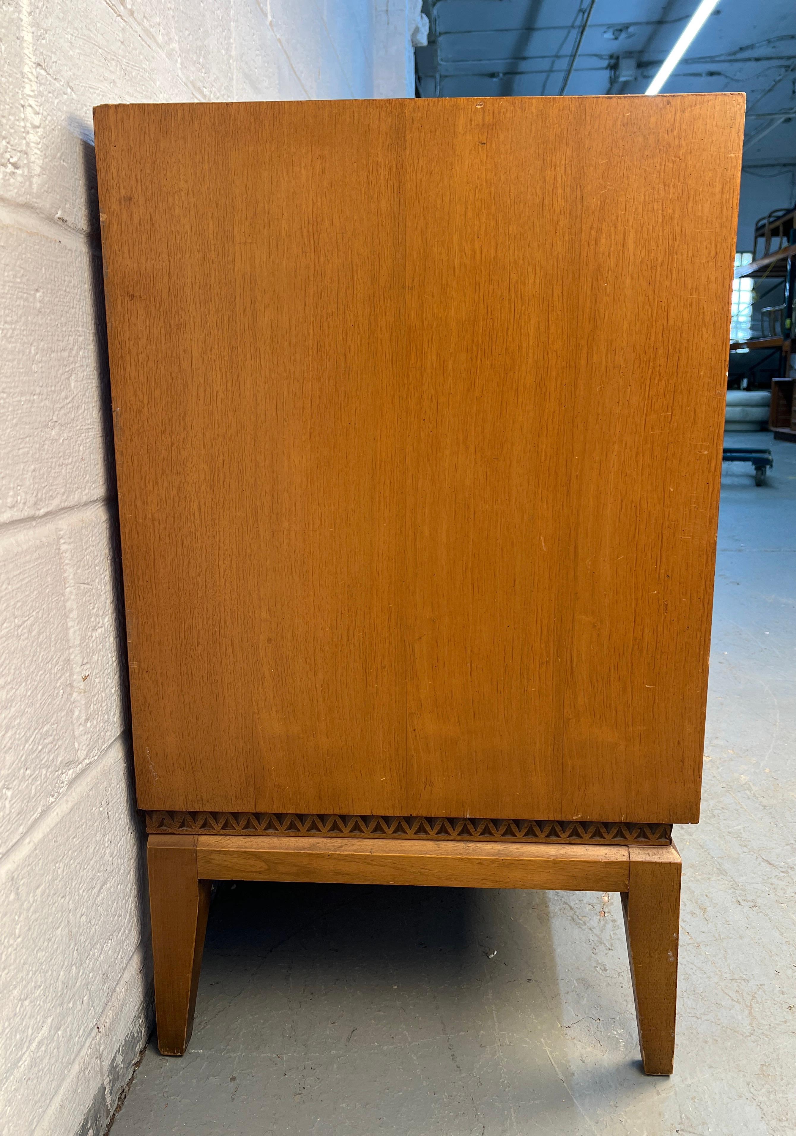 Comò in noce Biscay e mosaico di National Mt. Airy. in vendita 5