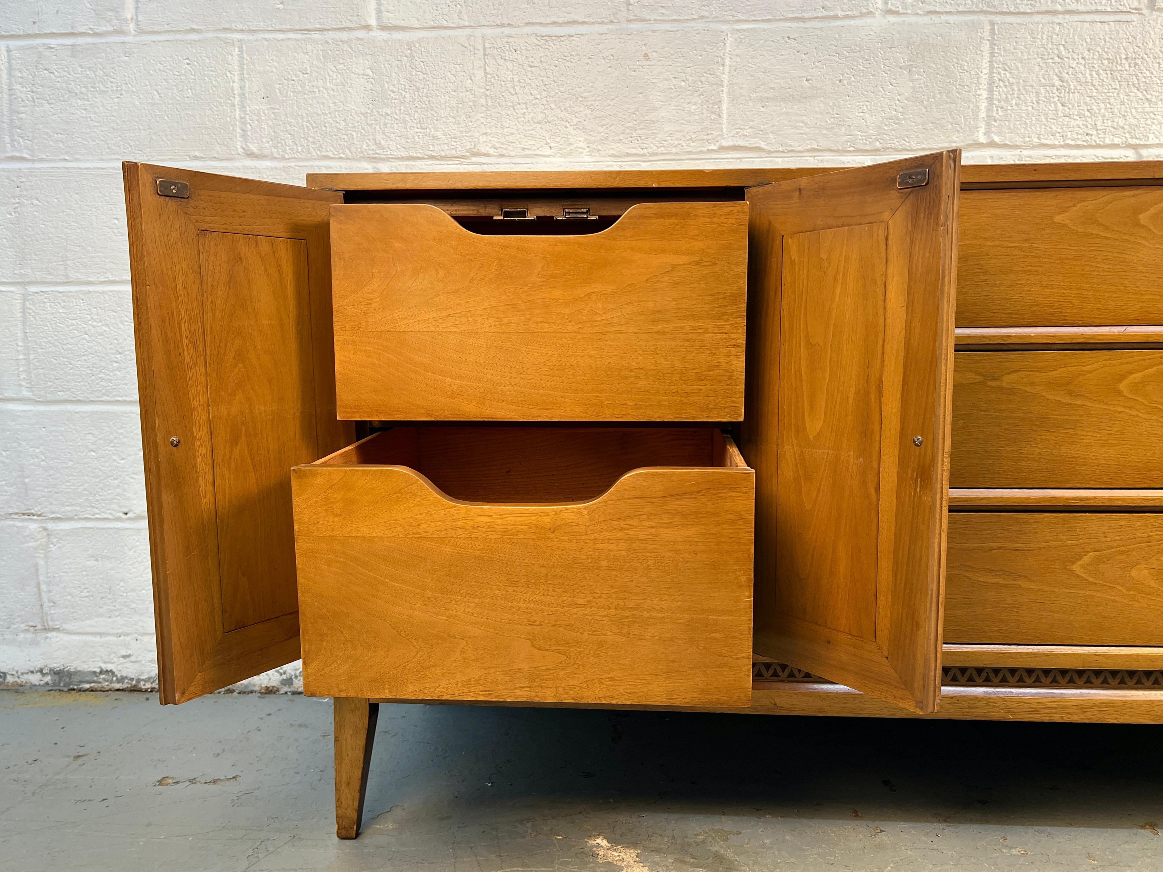 Comò in noce Biscay e mosaico di National Mt. Airy. in vendita 6