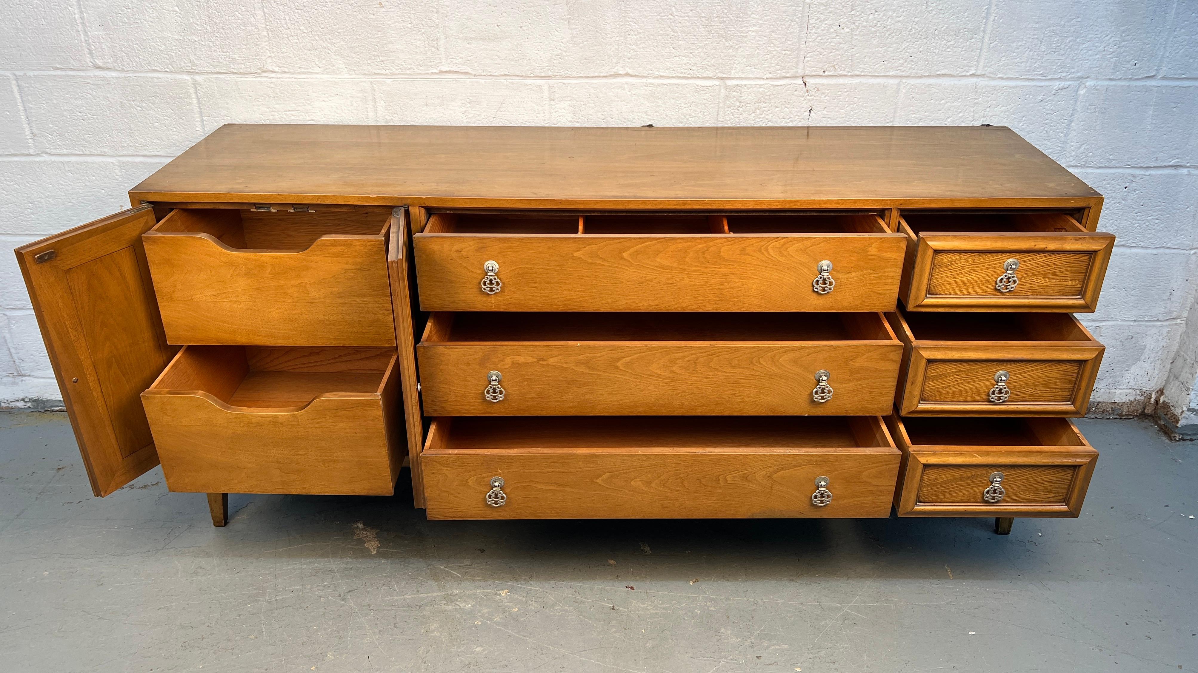 Comò in noce Biscay e mosaico di National Mt. Airy. in vendita 7