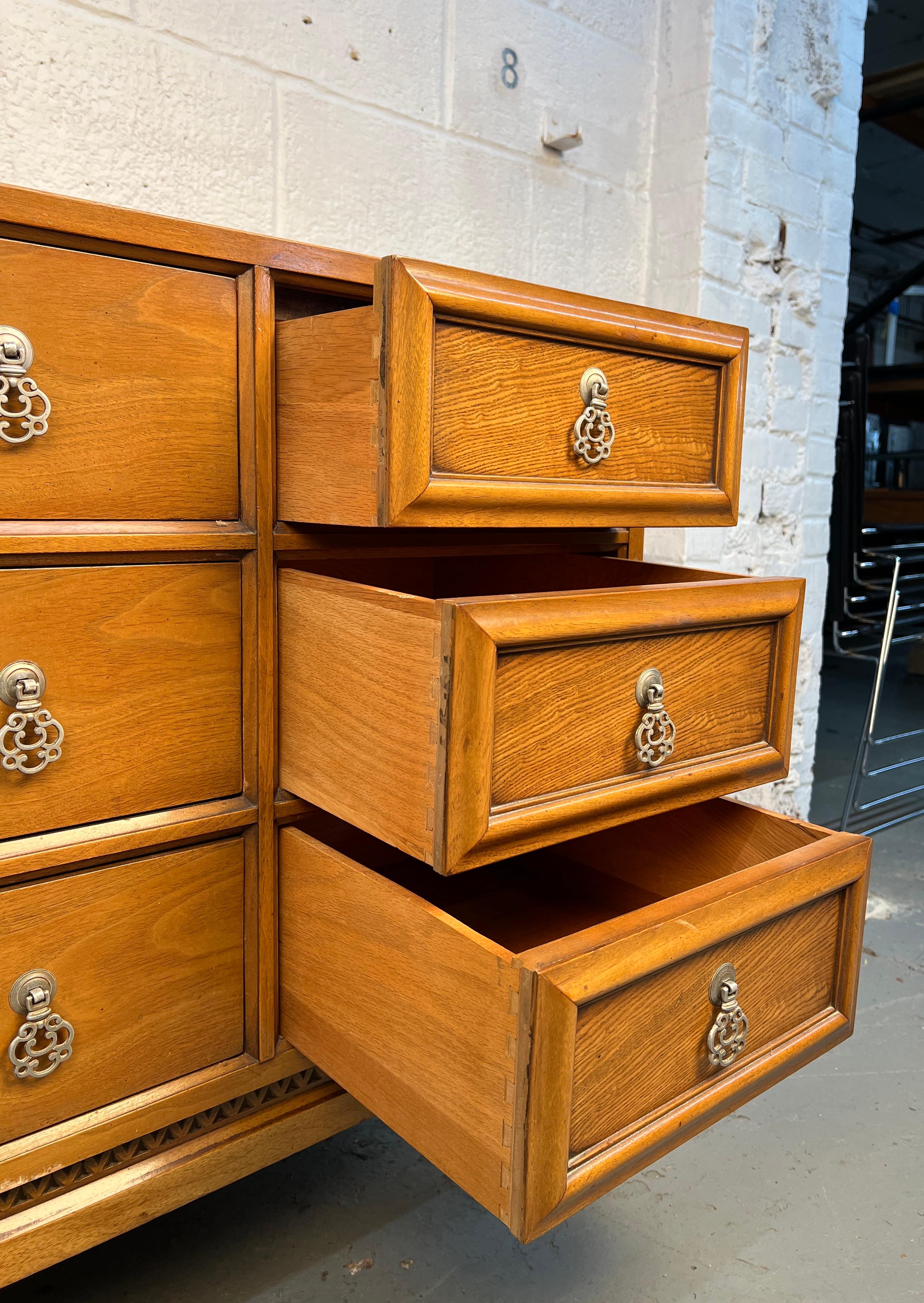 Comò in noce Biscay e mosaico di National Mt. Airy. in vendita 8