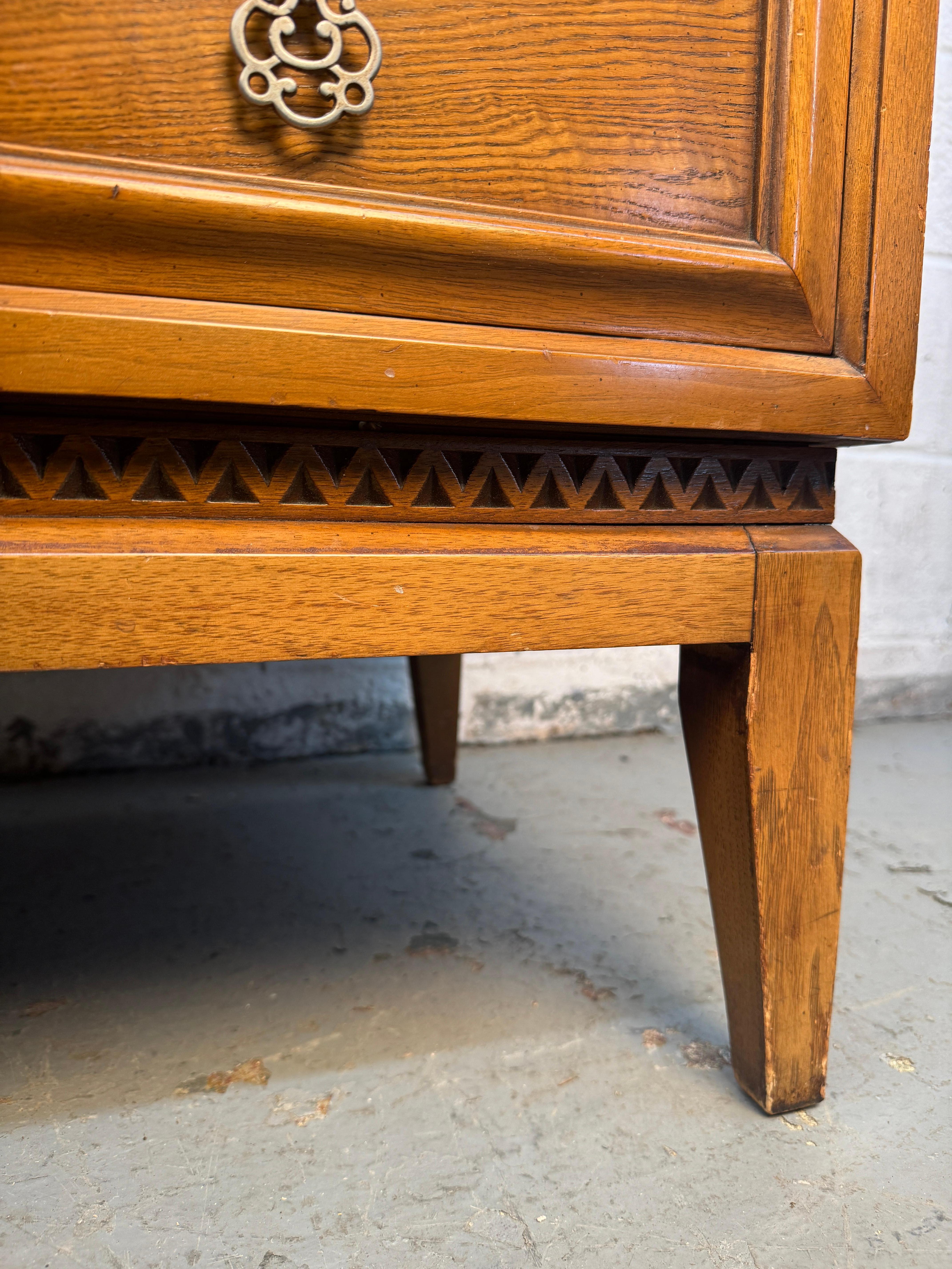 Comò in noce Biscay e mosaico di National Mt. Airy. in vendita 10