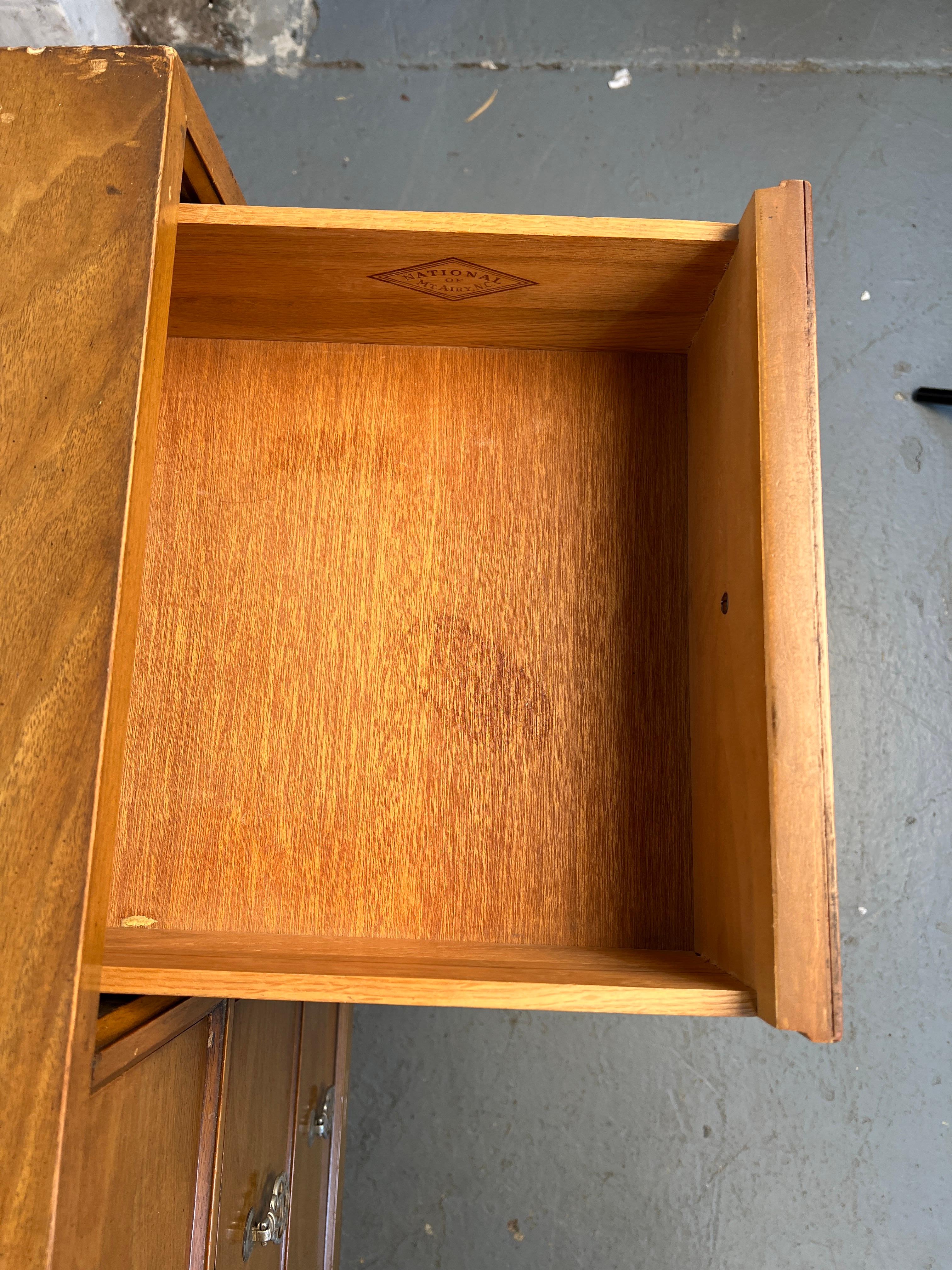 Comò in noce Biscay e mosaico di National Mt. Airy. in vendita 9