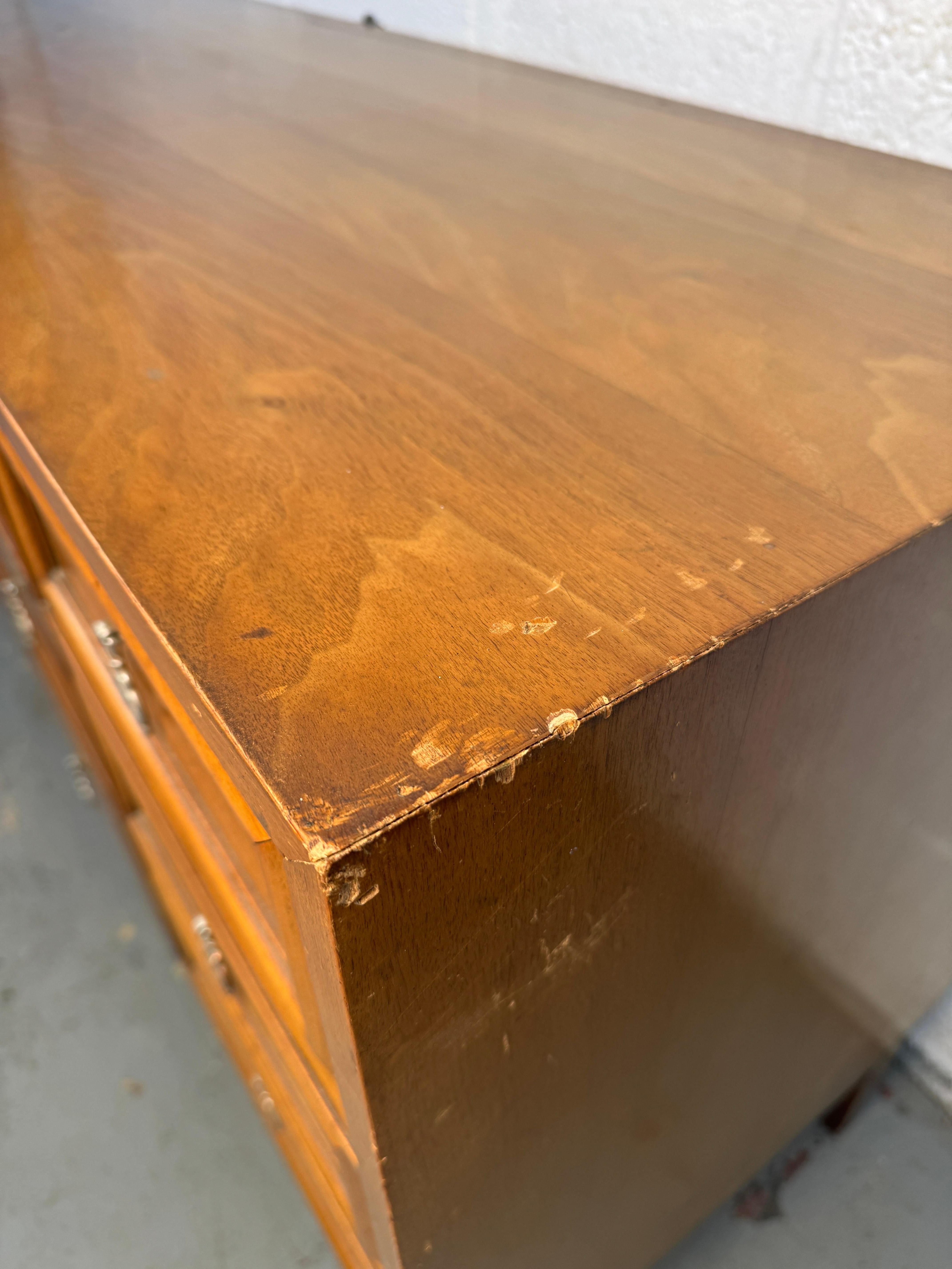 Comò in noce Biscay e mosaico di National Mt. Airy. in vendita 12