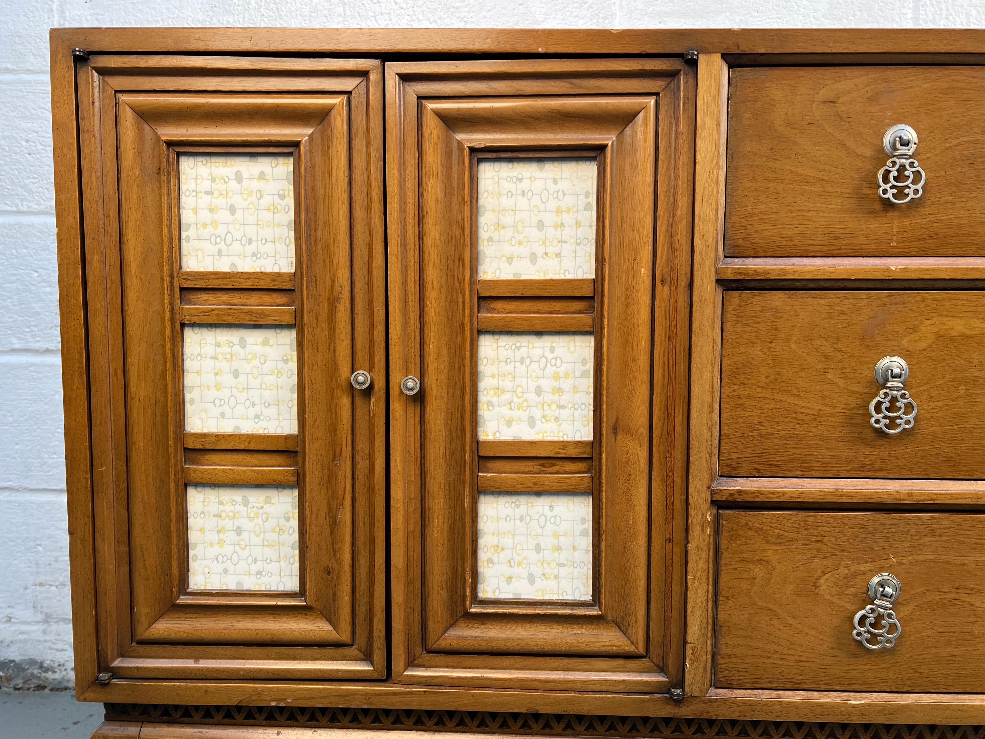 Comò in noce Biscay e mosaico di National Mt. Airy. in vendita 2