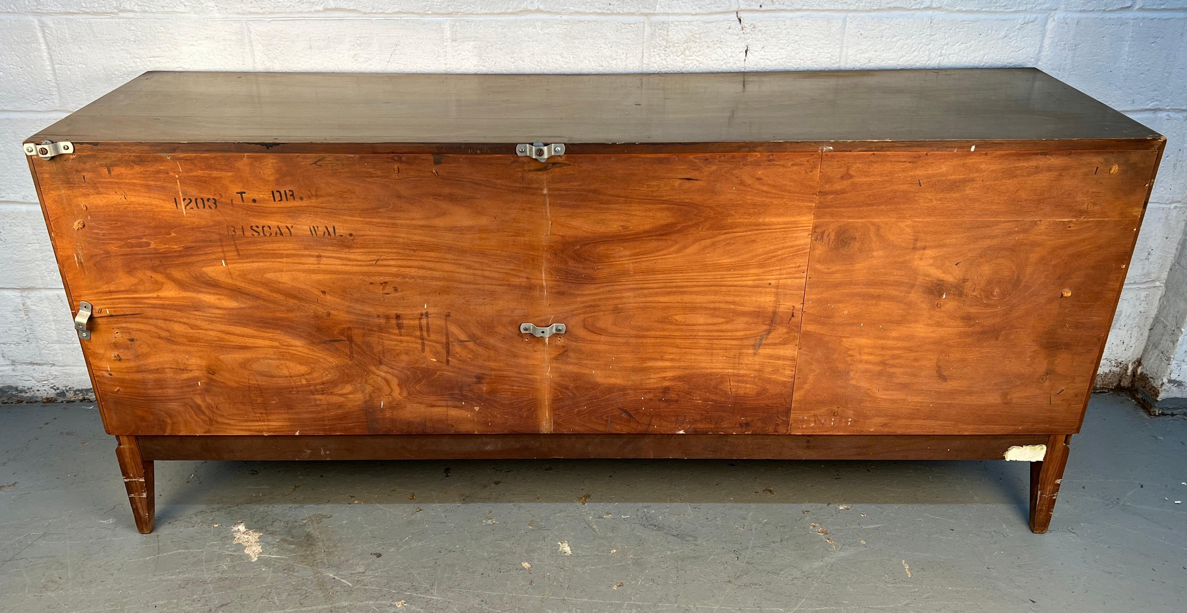 Comò in noce Biscay e mosaico di National Mt. Airy. in vendita 13