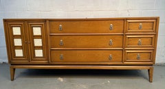 Commode en noyer et mosaïque par National Mt. Airy.