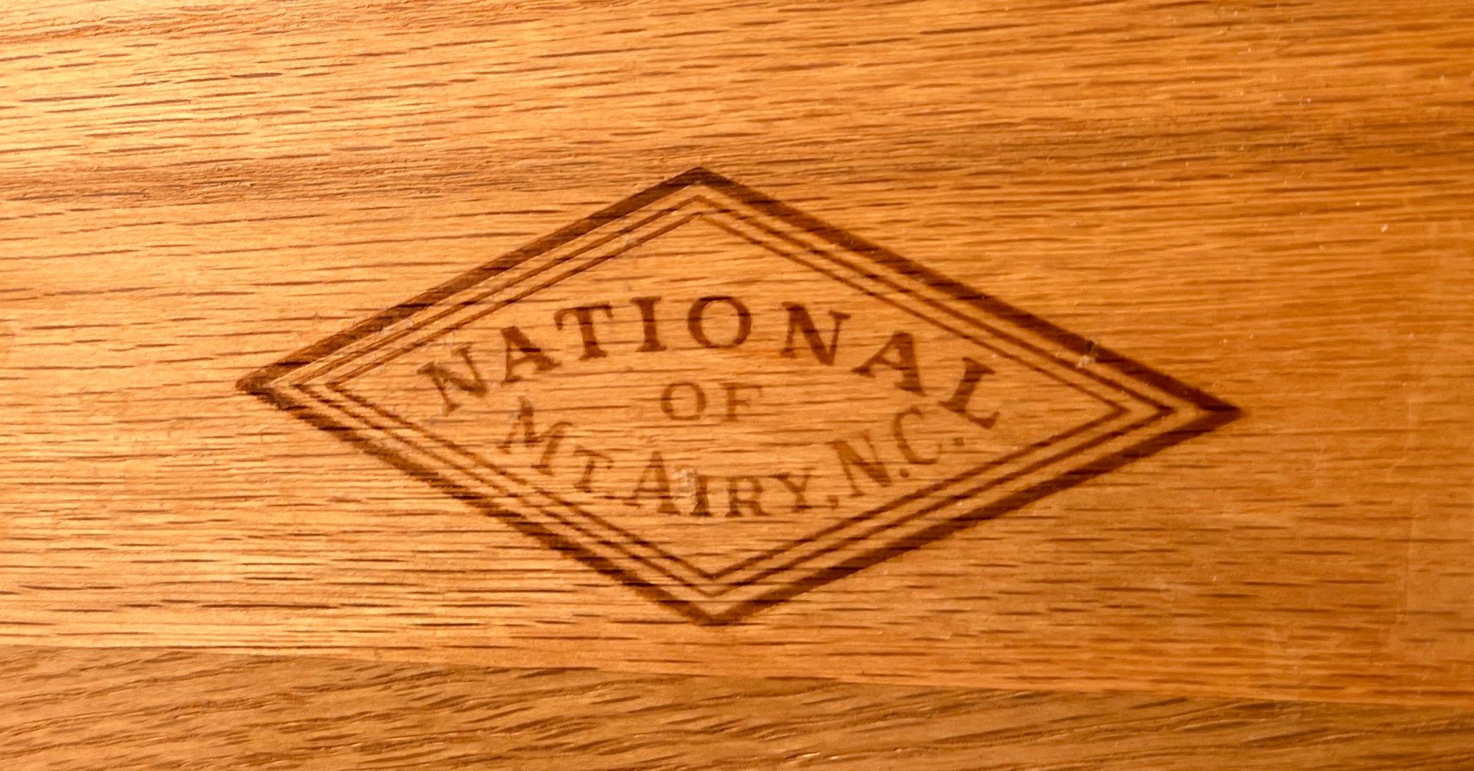 Comò in noce Biscay e mosaico di National Mt. Airy. in vendita 14