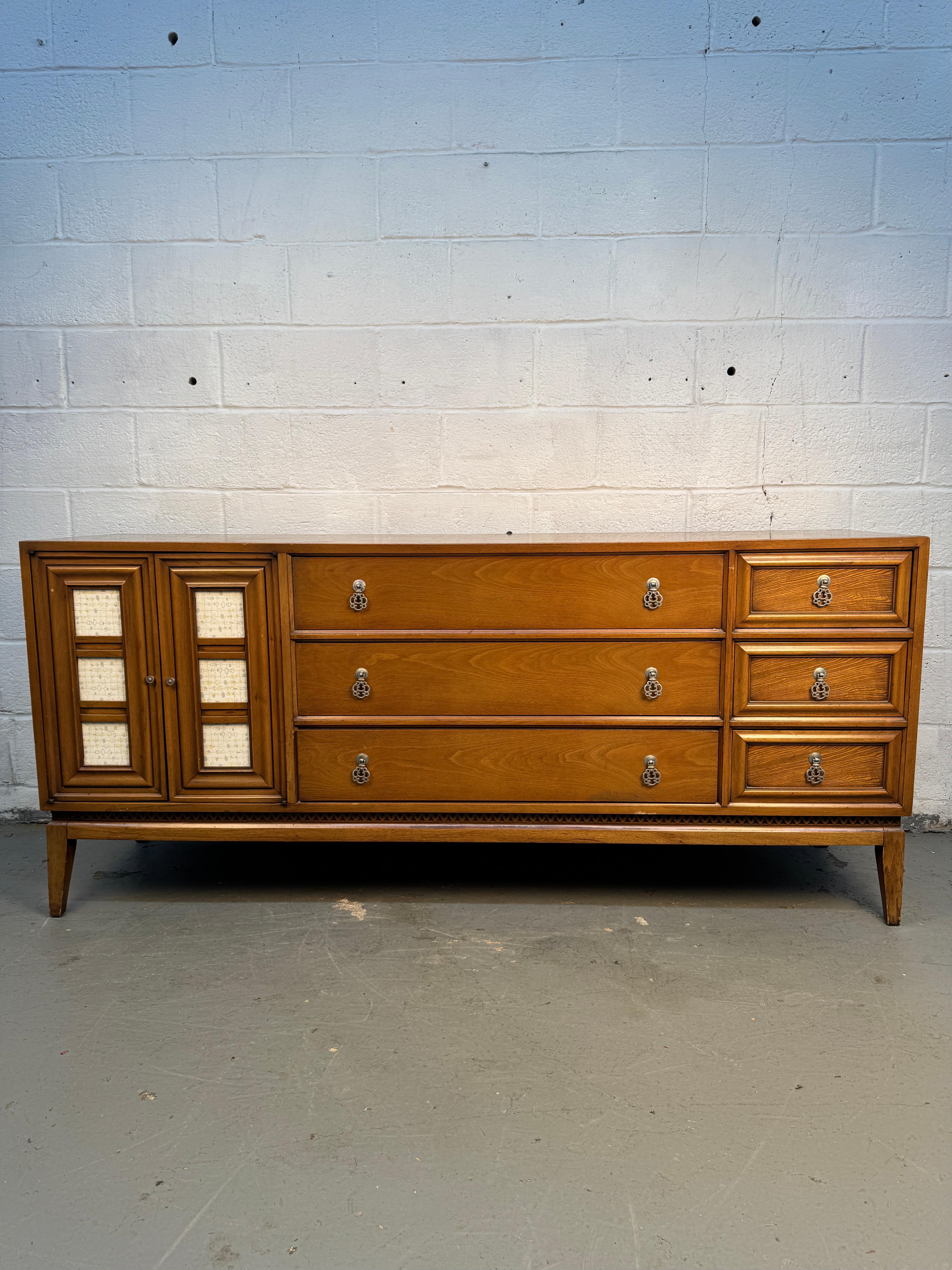 Mid-Century moderno Comò in noce Biscay e mosaico di National Mt. Airy. in vendita