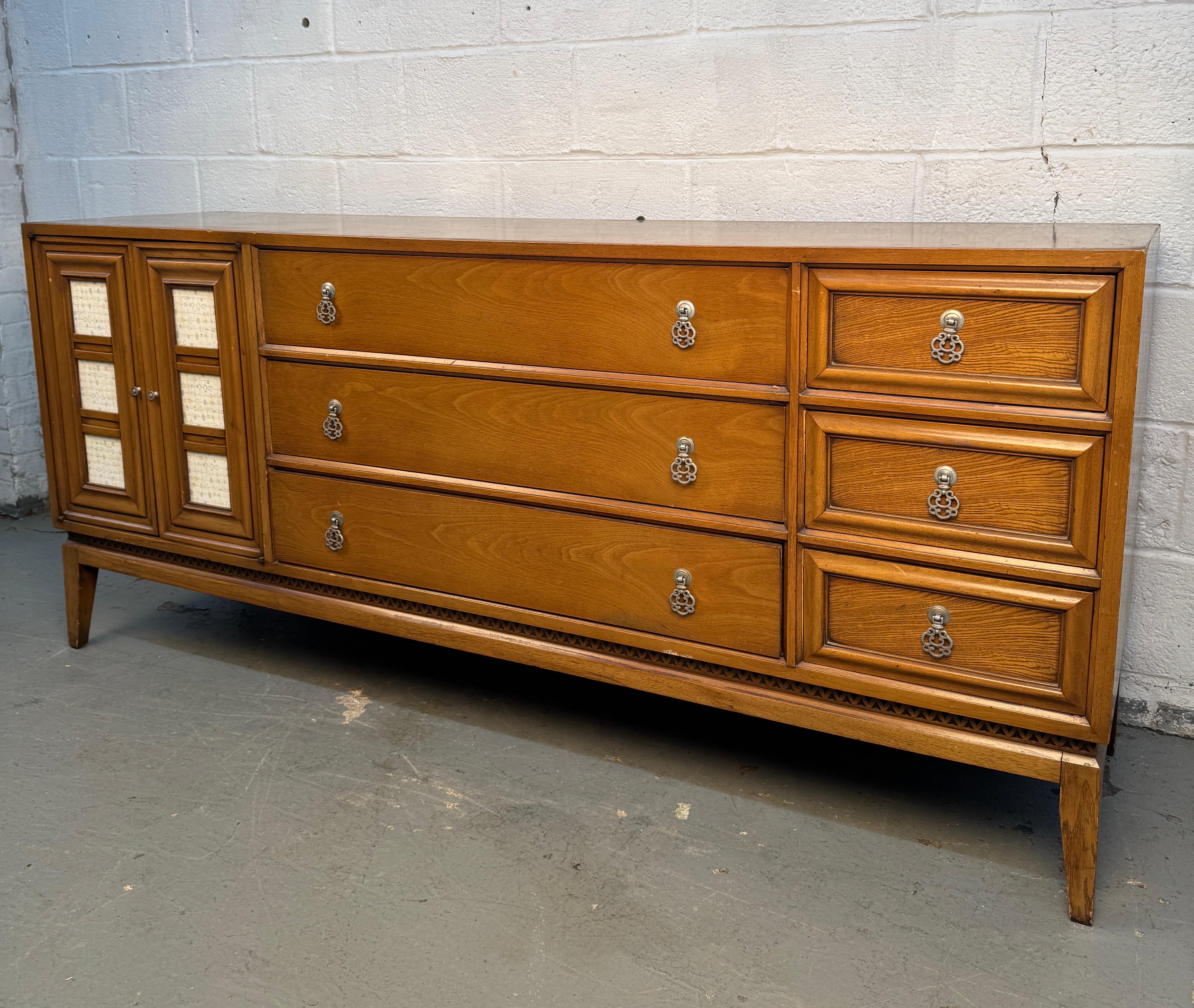 Comò in noce Biscay e mosaico di National Mt. Airy. In condizioni buone in vendita a Brooklyn, NY