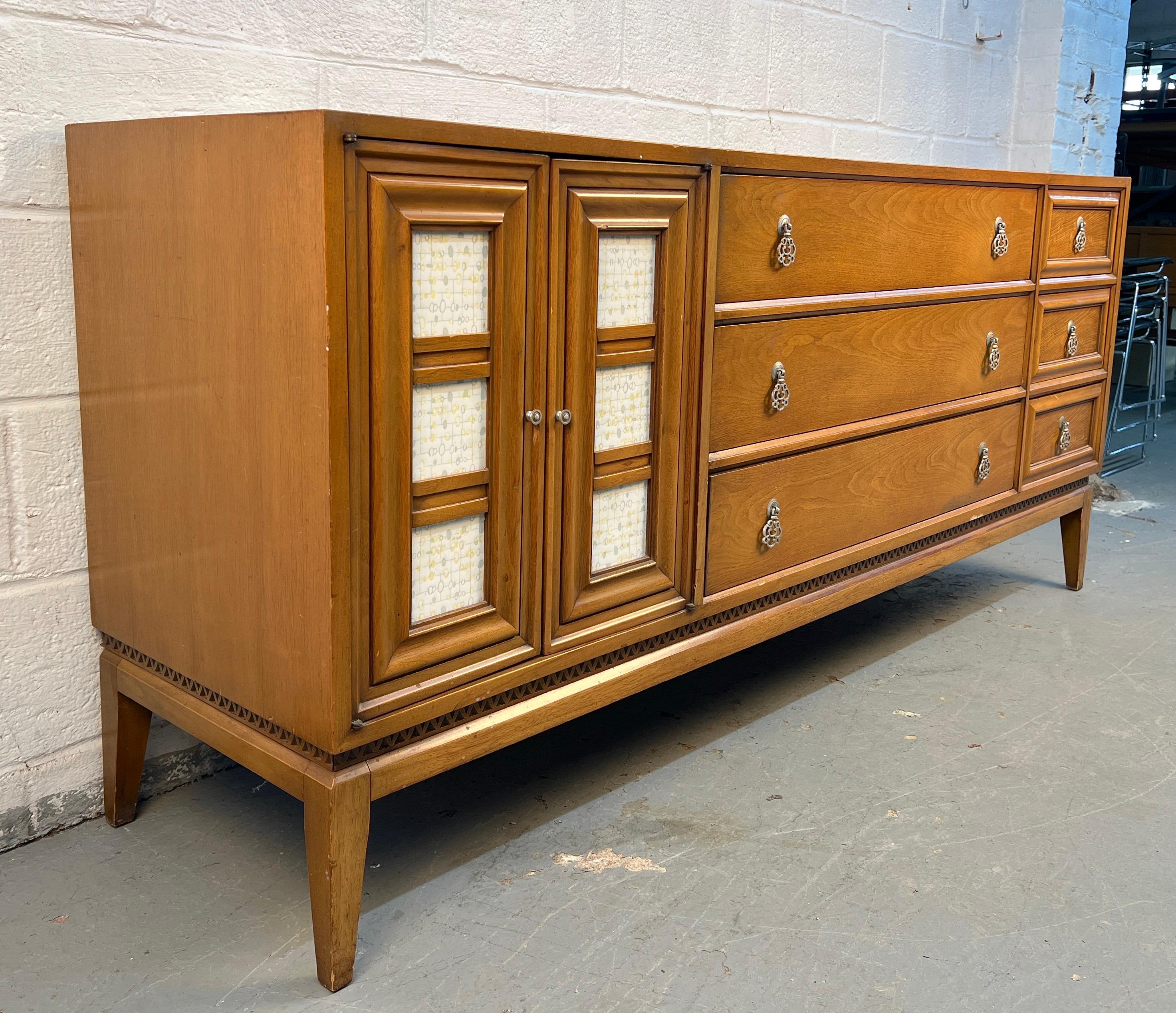 XX secolo Comò in noce Biscay e mosaico di National Mt. Airy. in vendita