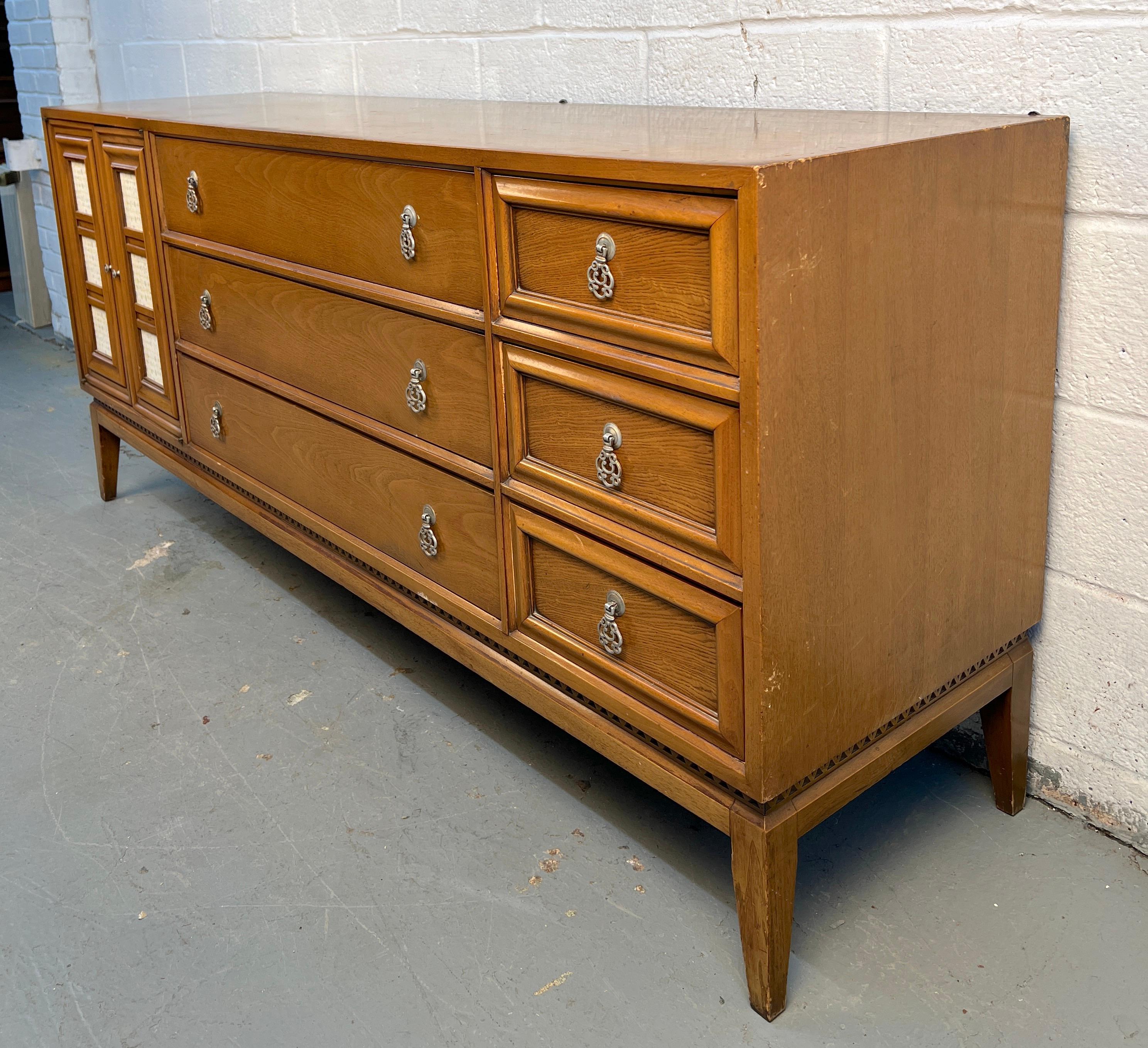 Noce Comò in noce Biscay e mosaico di National Mt. Airy. in vendita