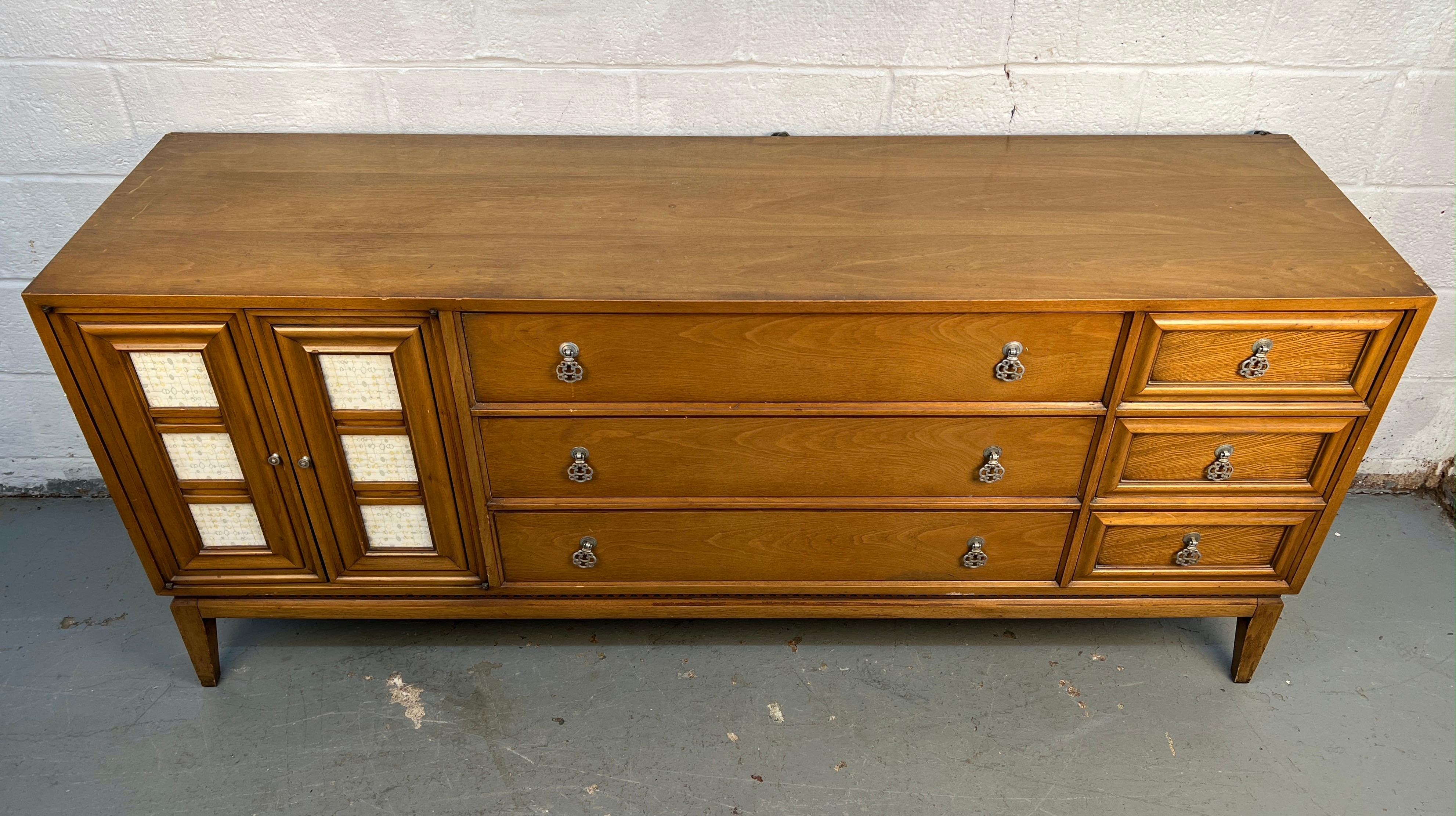 Comò in noce Biscay e mosaico di National Mt. Airy. in vendita 1