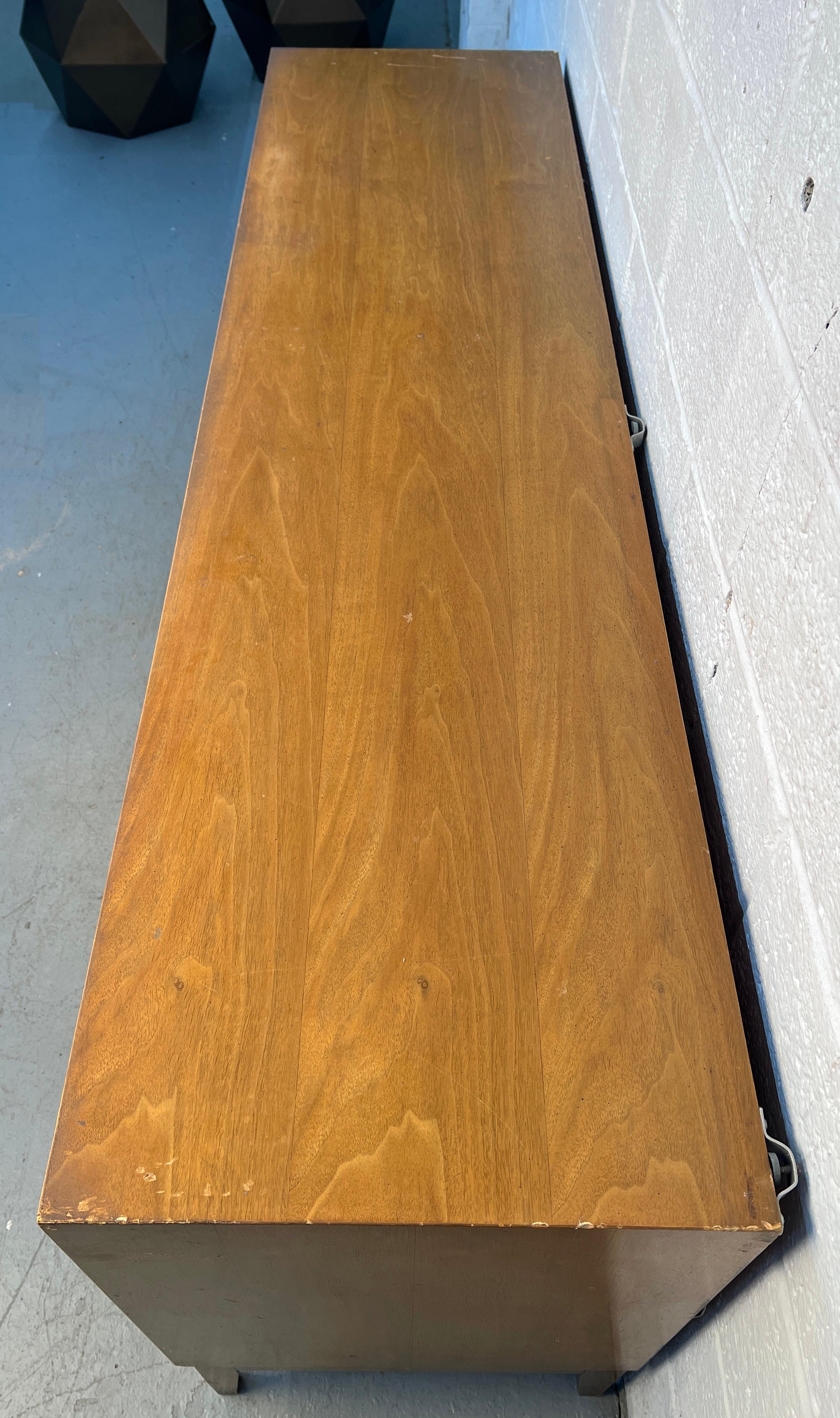 Comò in noce Biscay e mosaico di National Mt. Airy. in vendita 3