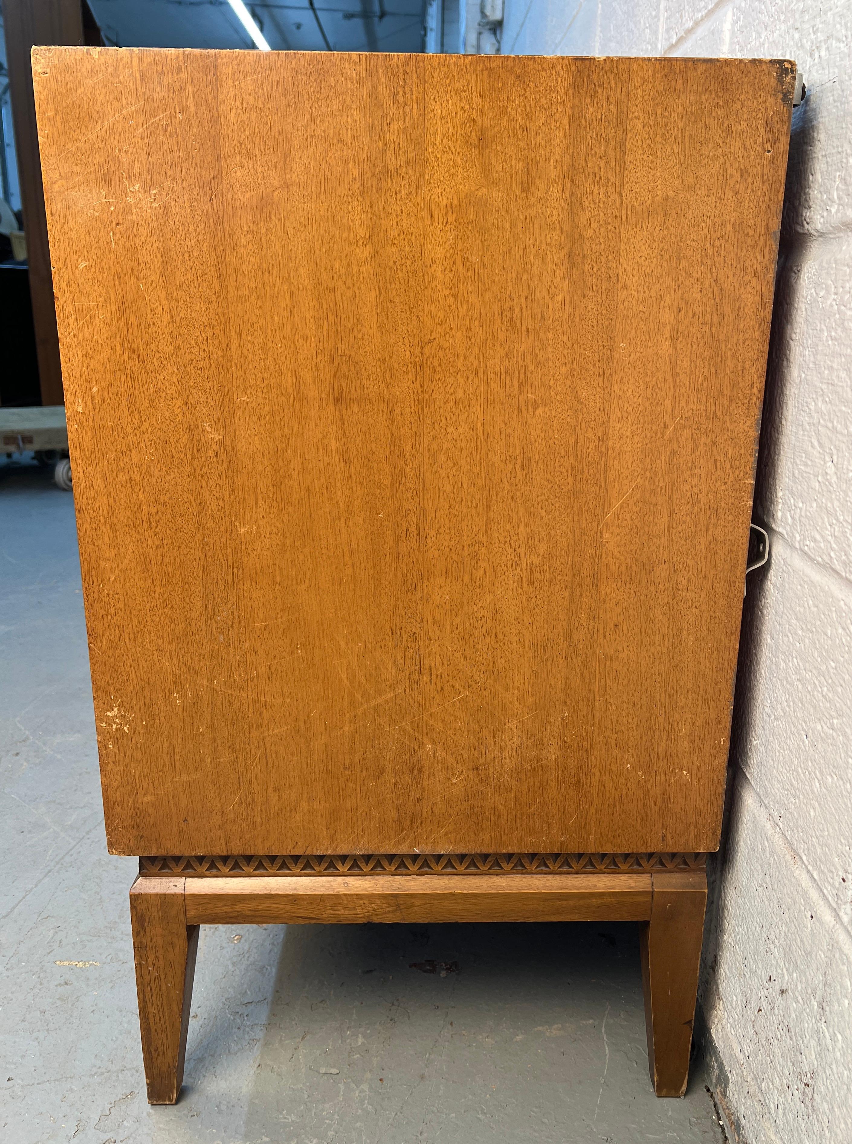 Comò in noce Biscay e mosaico di National Mt. Airy. in vendita 4