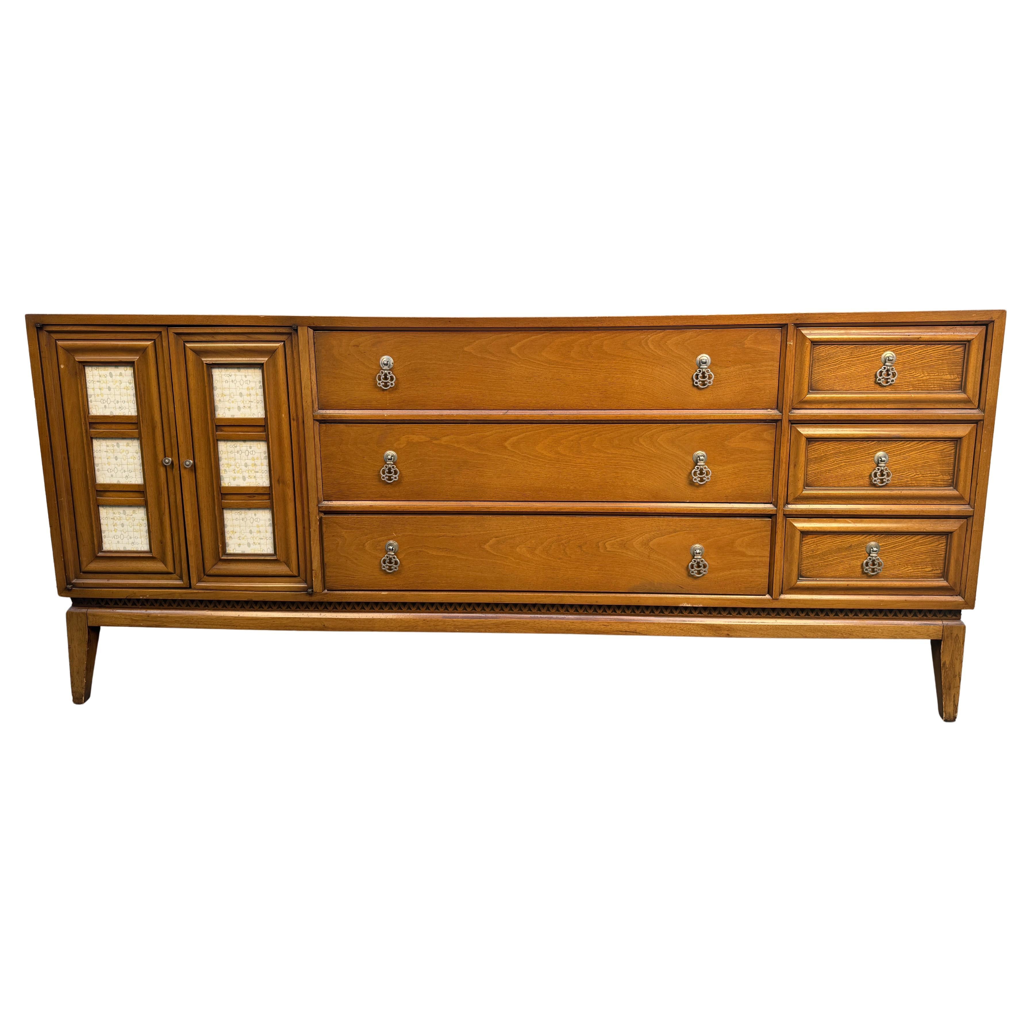 Comò in noce Biscay e mosaico di National Mt. Airy. in vendita