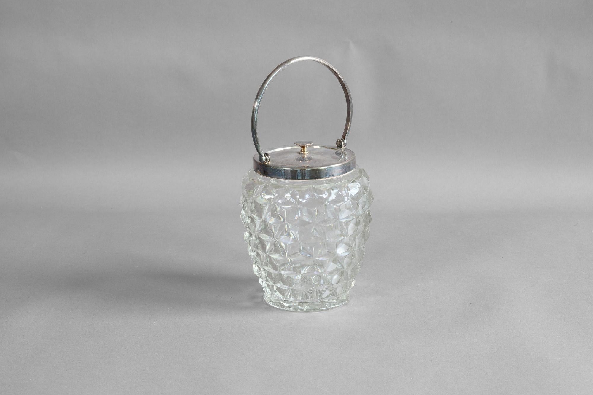 Dimpled glass biscuit barrel with silver plated rim and lid.

U.K circa 1930.

H 17cm x W 16cm x D 13cm