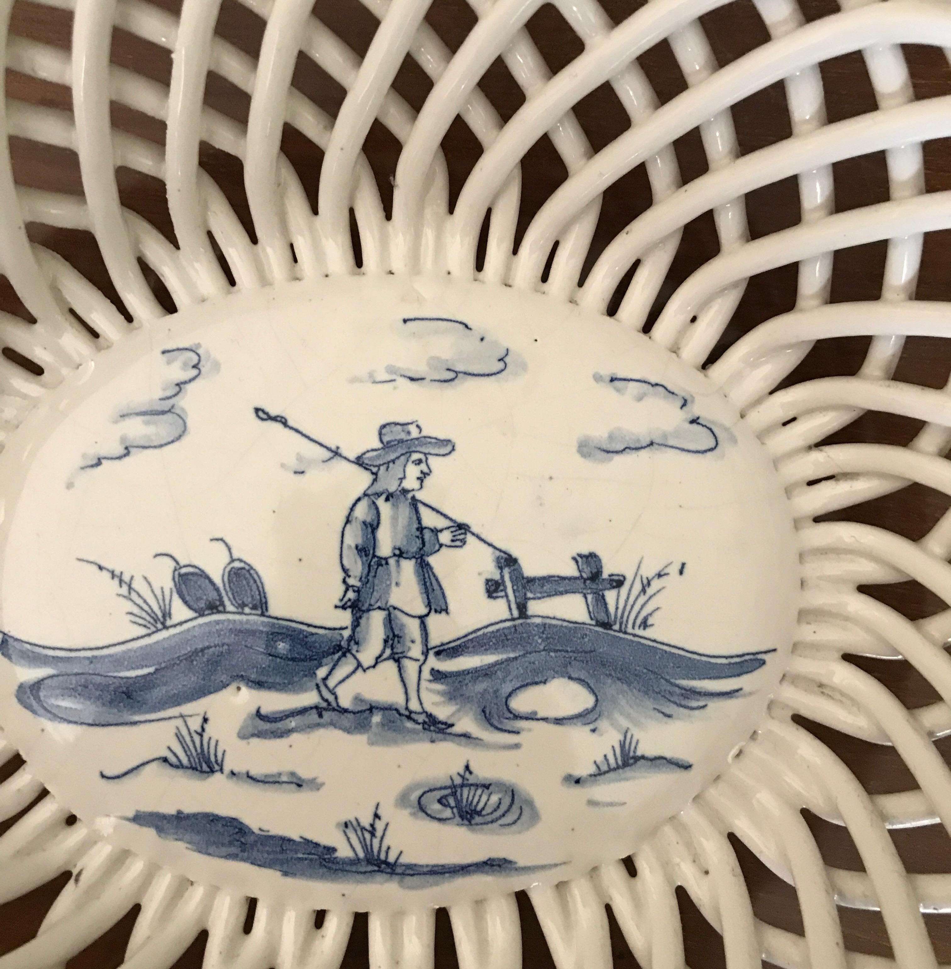 Biscuit basket in delft blue late 19th century. Measures: 23 cm.
 